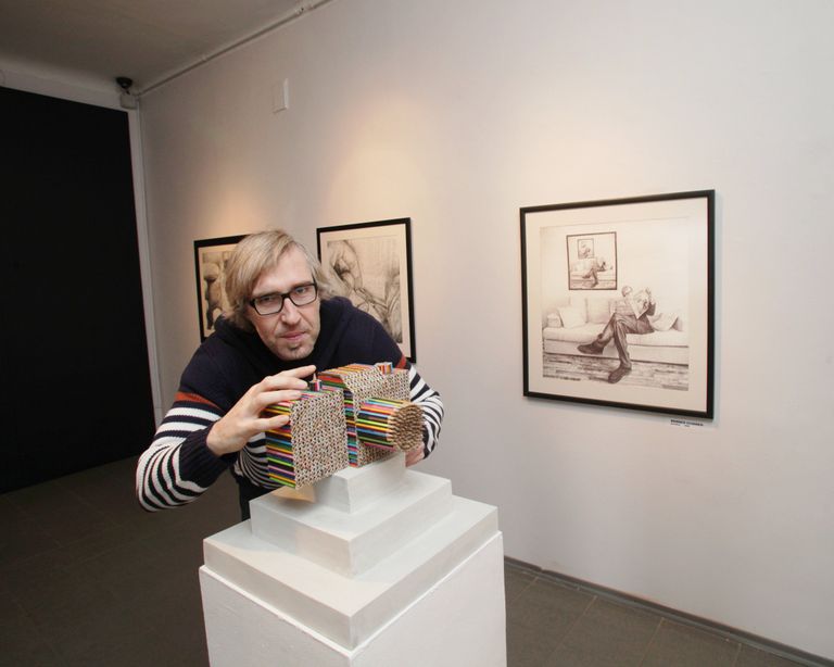Heikki Leis oma joonistuste näitusel.
