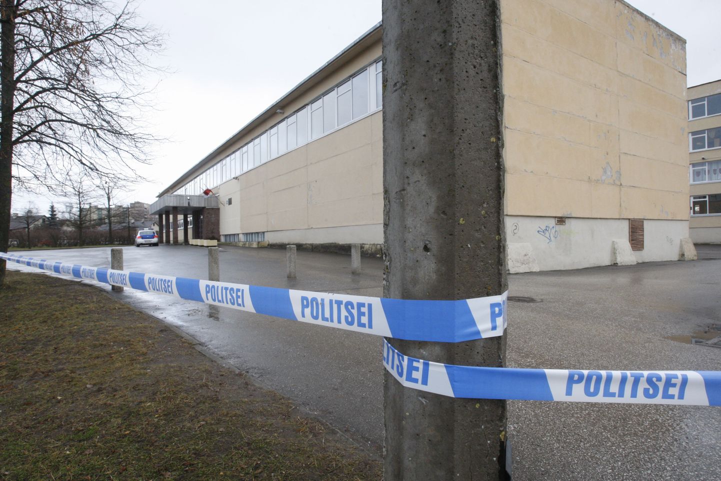 Politseilintidega piiratud koolitulistamise ähvarduse saanud Tartu Kommertsgümnaasium kolmapäeva hommikul.