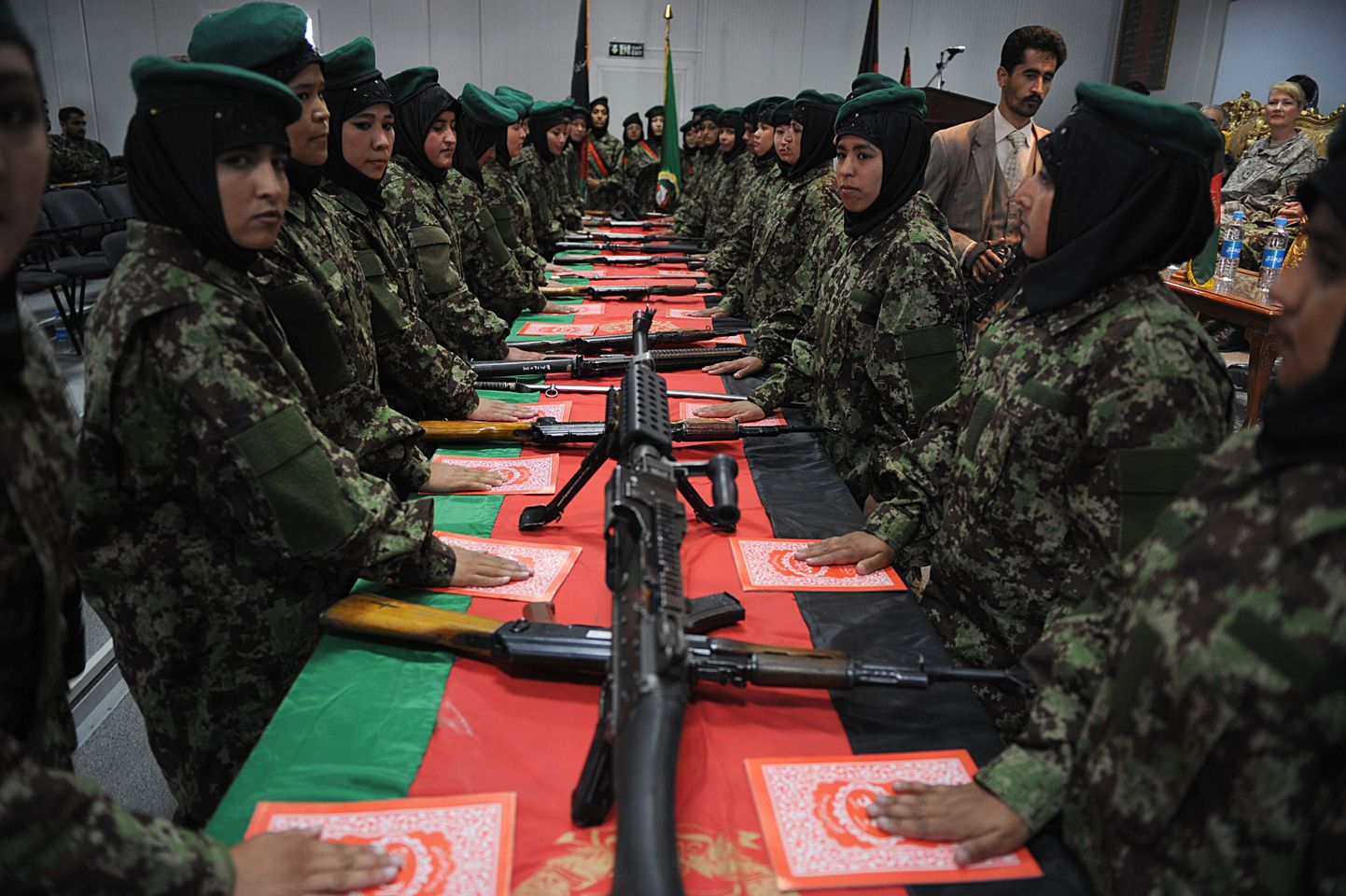 Afgaani naissõdurite lõputseremoonia.
