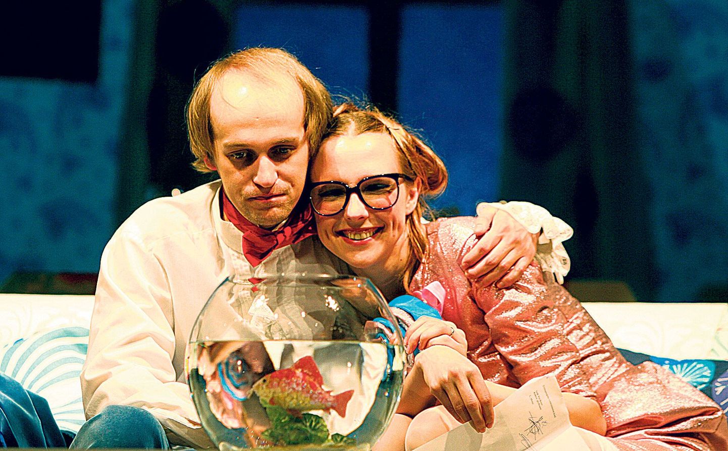 Gerald (Markus Luik) ja tema naine (Ragne Pekarev) tunnevad rõõmu oma akvaariumist.