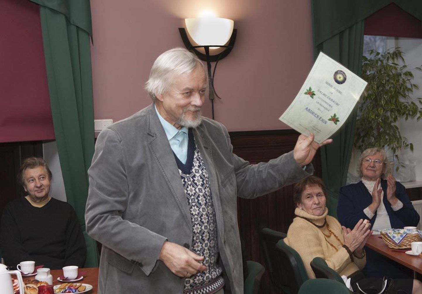 Preemia on Andres Ehinile suur tunnustus, sest ta peab Salme
Ekbaumi ja Minni Nurmet eesti luule tähtsateks edendajateks.