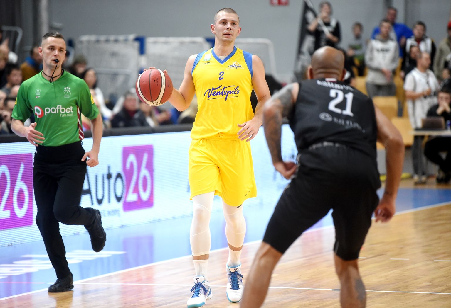 BK "Ventspils" spēlētājs Artūrs Ausējs (nr.2, dzeltenā tērpā)
