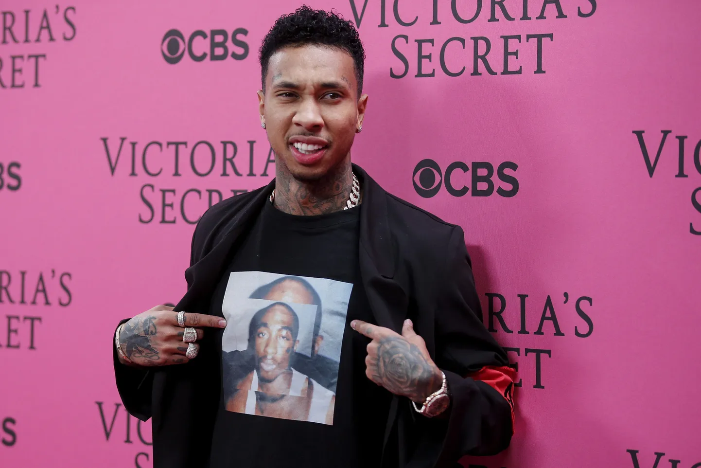 Rapper Tyga points to an image of Tupac Shakur on his shirt as he arrives before the Victoria's Secret Fashion Show in the Manhattan borough of New York, November 10, 2015.    REUTERS/Carlo Allegri FOR EDITORIAL USE ONLY. NOT FOR SALE FOR MARKETING OR ADVERTISING CAMPAIGNS.