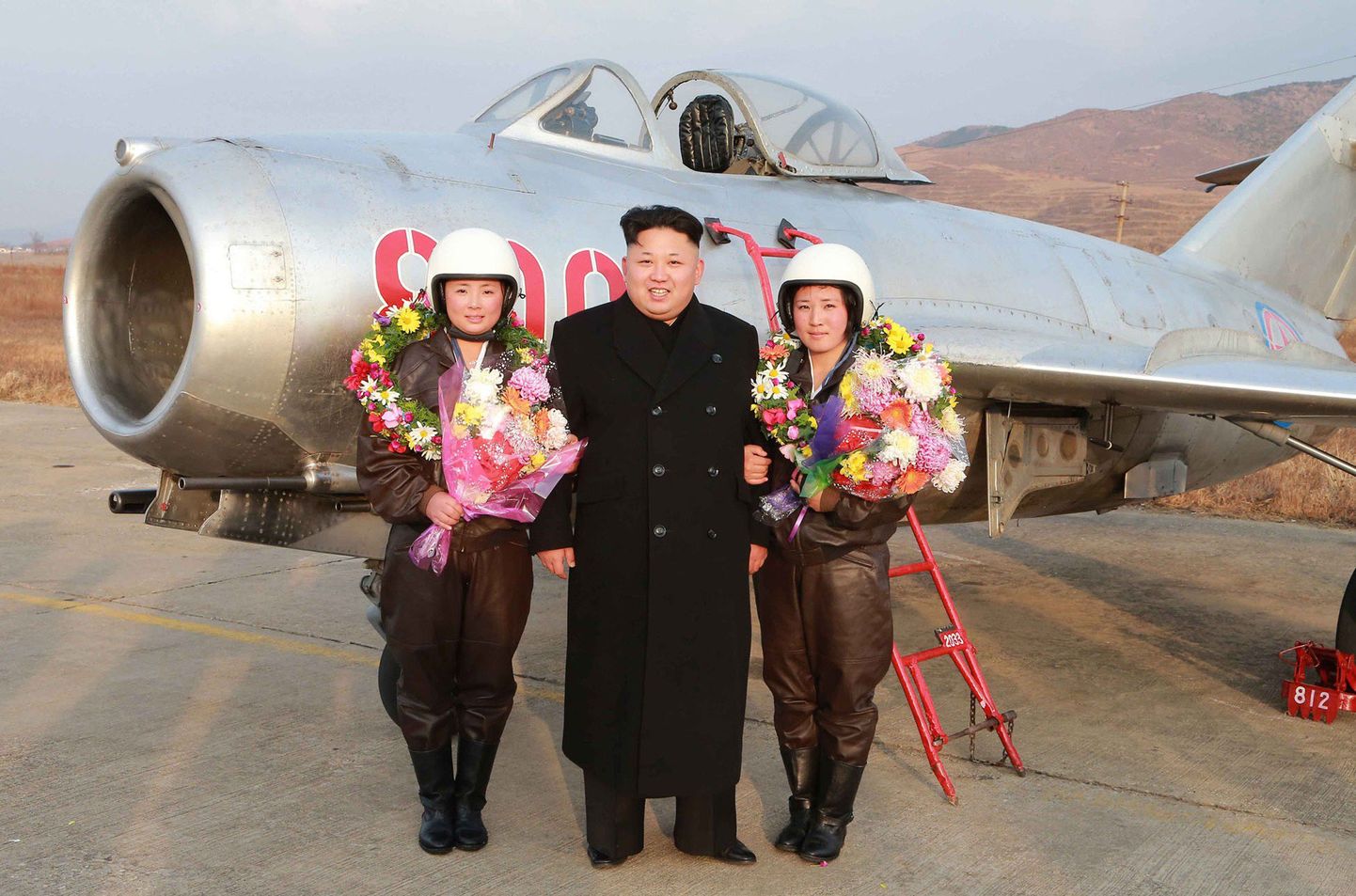 Kim Jong-un koos naispilootidega