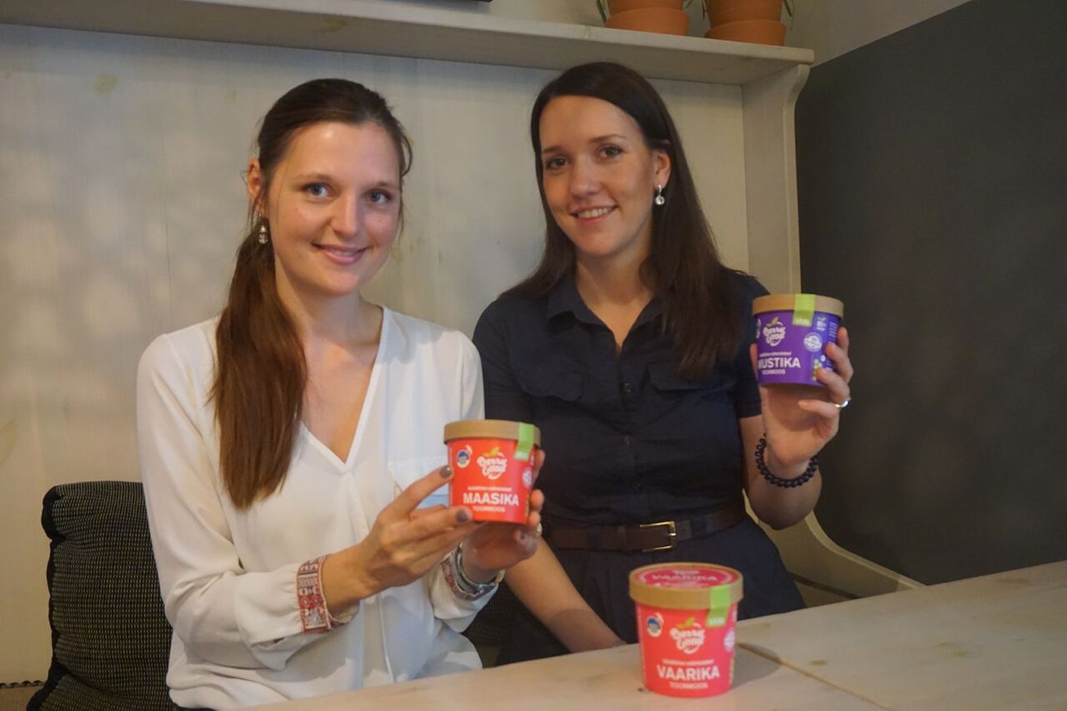 Kohtume Jolanta Kazlauskaite (vasakul) ja Signe Vilipusega neile olulises kohvik-poes NOP, kuhu võeti nende tooted kõige esimesena müüki.