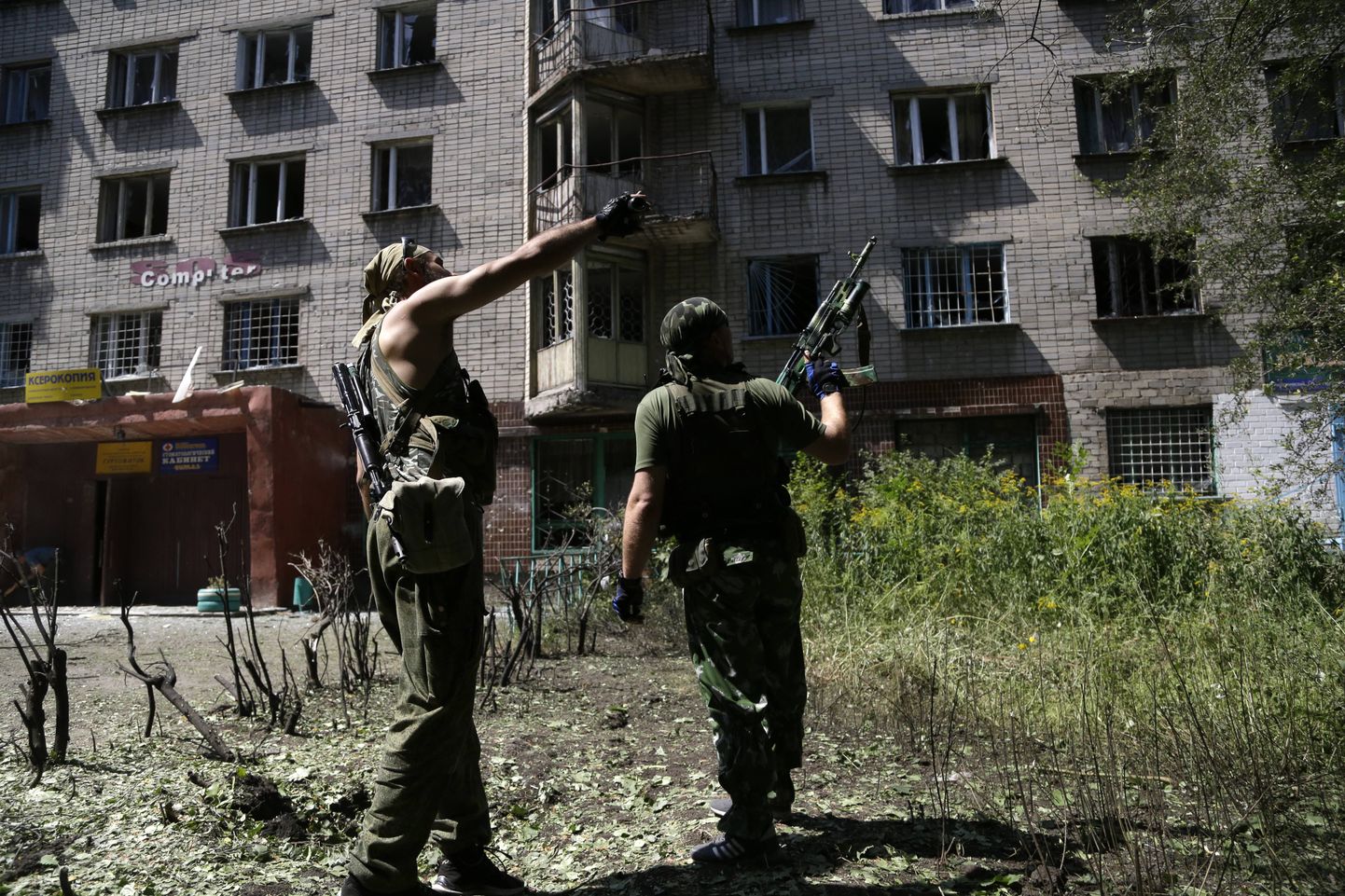 Separatistid uurivad Donetskis öösel tekitatud purustusi 6. augustil.
