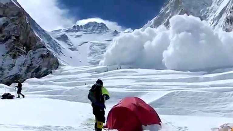 Kadrs no video, kurā iemūžināts lavīnas brukšanas brīdis 