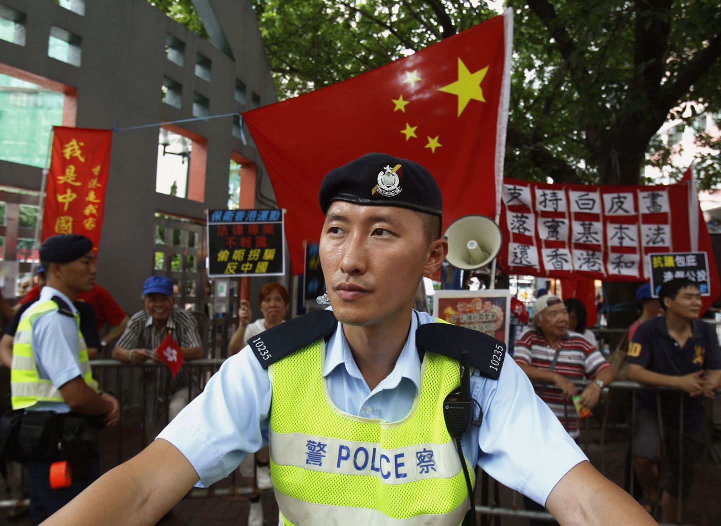 Politseinik Hongkongis toimunud meeleavalduse ajal.