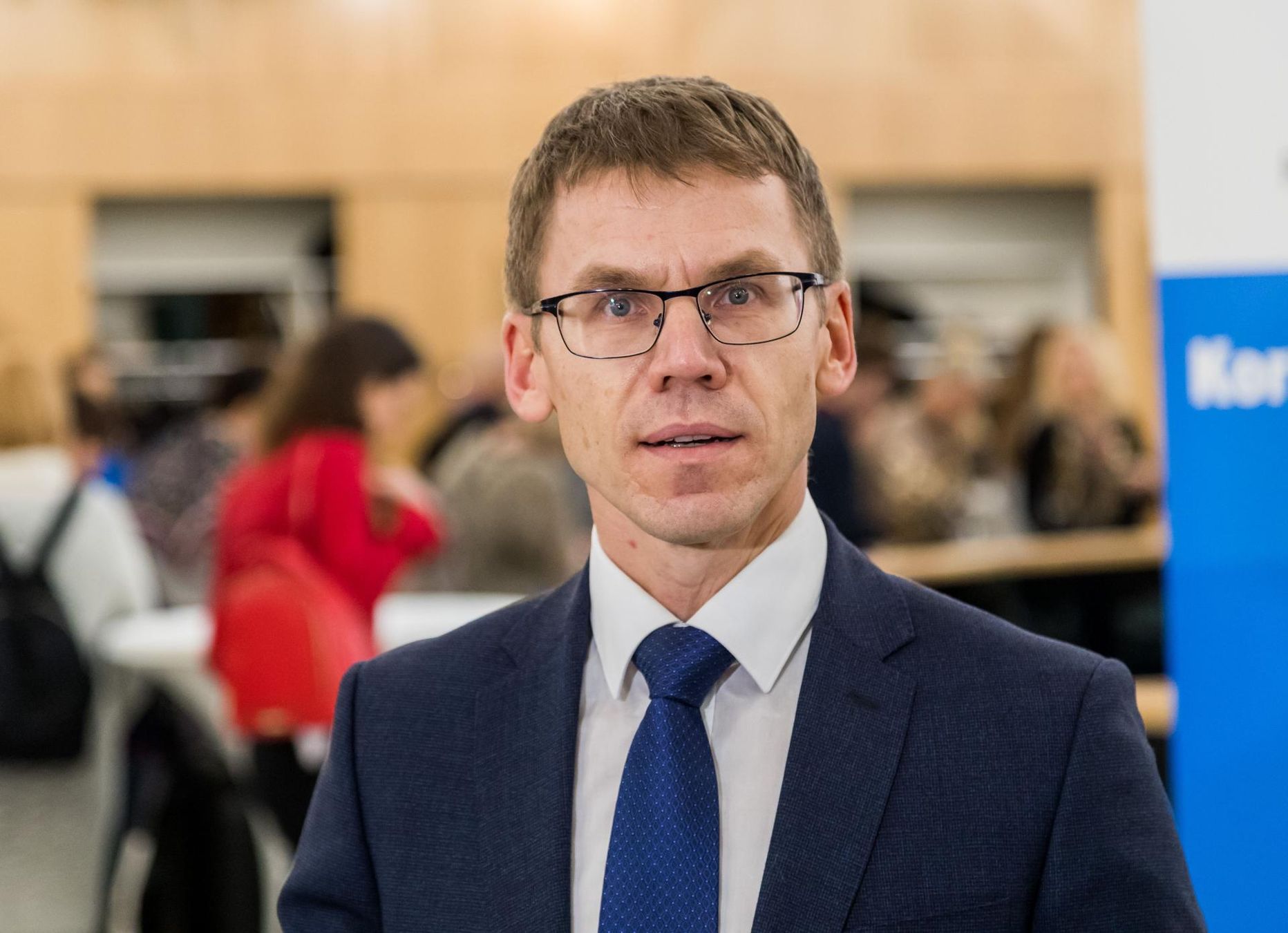 Keskkriminaalpolitsei korruptsioonikuritegude büroo juhi Mati Ombleri sõnul lahendaks probleemi kõige tõhusamalt see, kui arstid otsustaksid loobuda igasuguste kingituste vastu võtmisest.