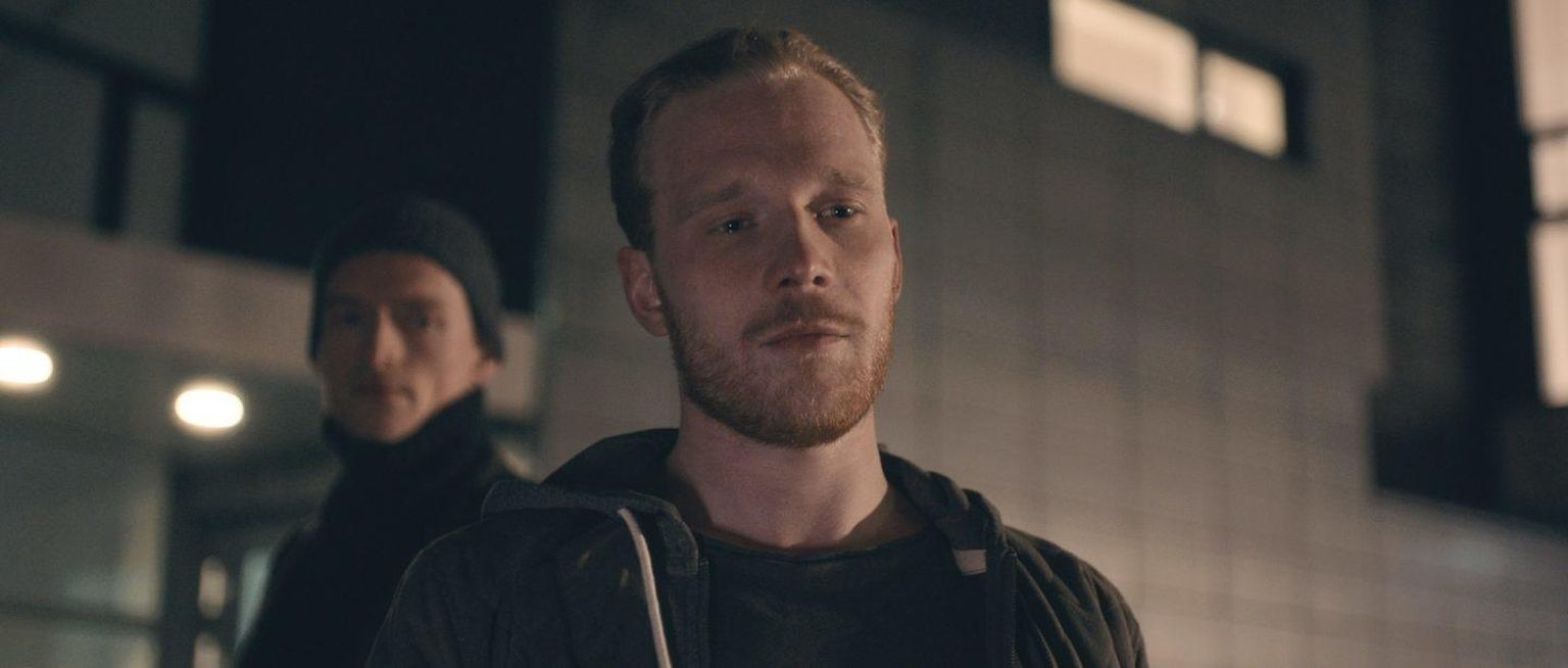 Pääru Oja mängib filmis «Mihkel» soolekrampides vaevlevat narkosmugeldajat nii veenvalt, et vaatajalgi hakkab kõht valutama.