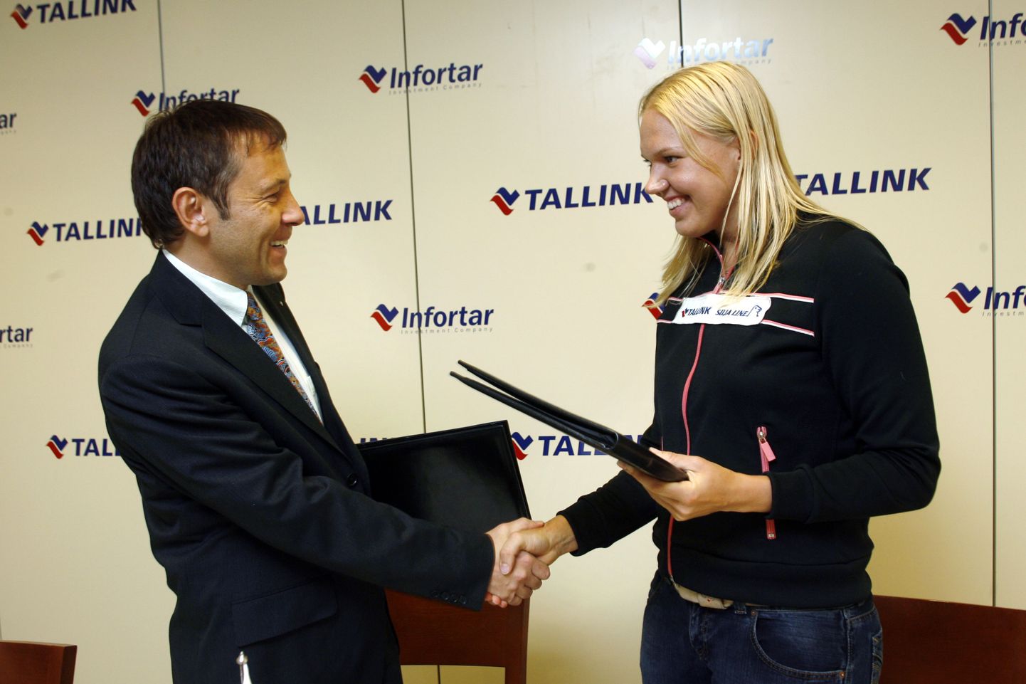 Fotomeenutus 2007. aastast, kui Tallink ja Kaia Kanepi esimese sponsorlepingu sõlmisid. Pildil surub tennisisti kätt Tallinki juhatuse esimees Enn Pant.