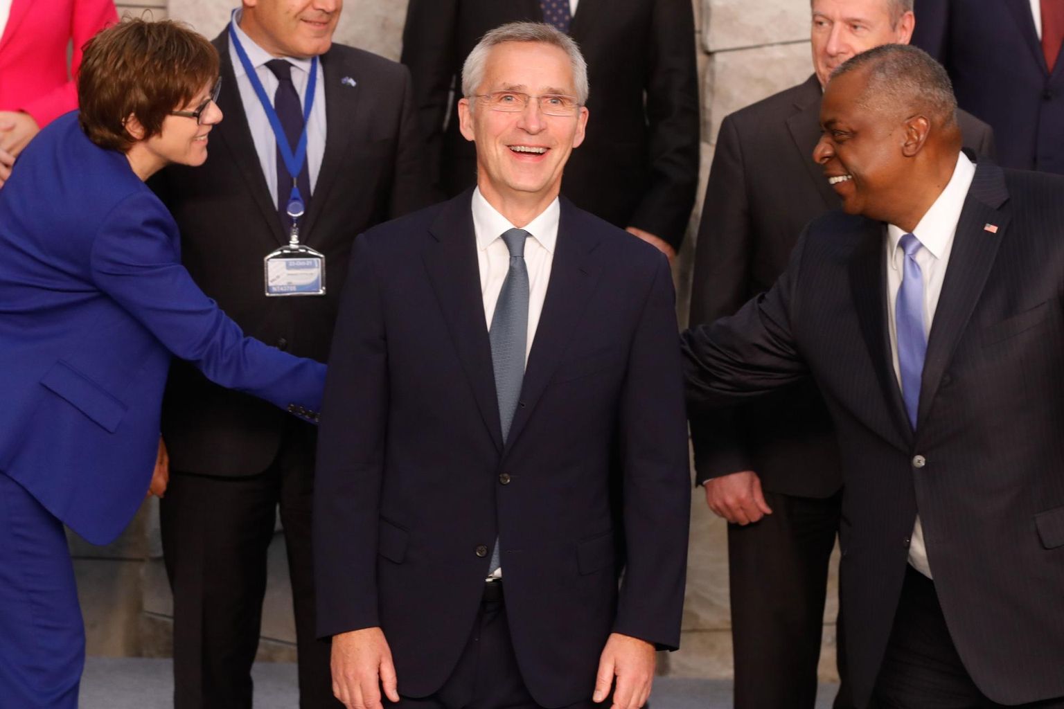 Saksa kaitseminister Annegret Kramp-Karrenbauer, NATO peasekretär Jens Stoltenberg ja USA kaitseminister Lloyd J. Austin kohtumise perepildi eel.