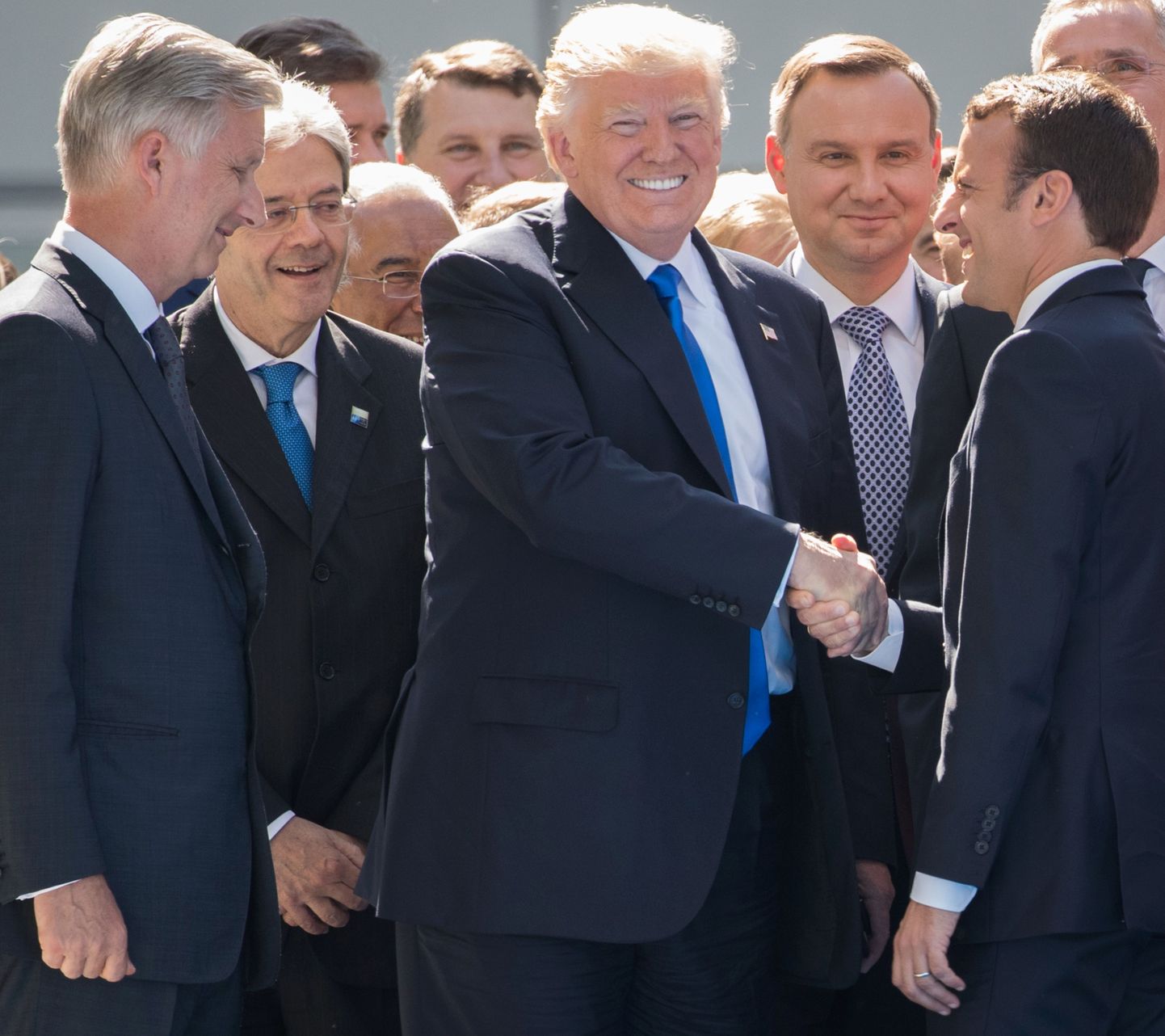 Rõõmsad riigipead-valitsusjuhid: Donald Trumpi käehaardesse on sattunud tema kaadebütant Emmanuel Macron.