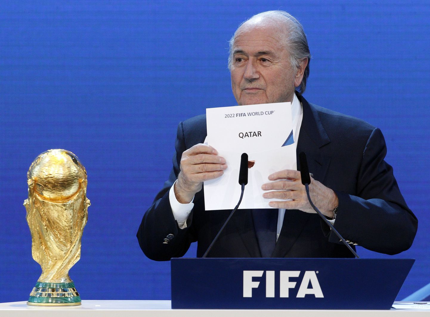 FIFA toonane president Sepp Blatter tegi 2010. aastal teavaks otsuse, et 2022. aasta jalgpalli MM-finaalturniir toimub Kataris.