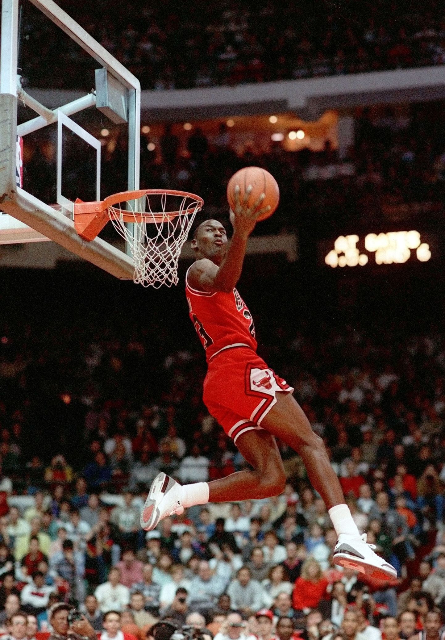 Michael Jordan kõrgel õhulennul.