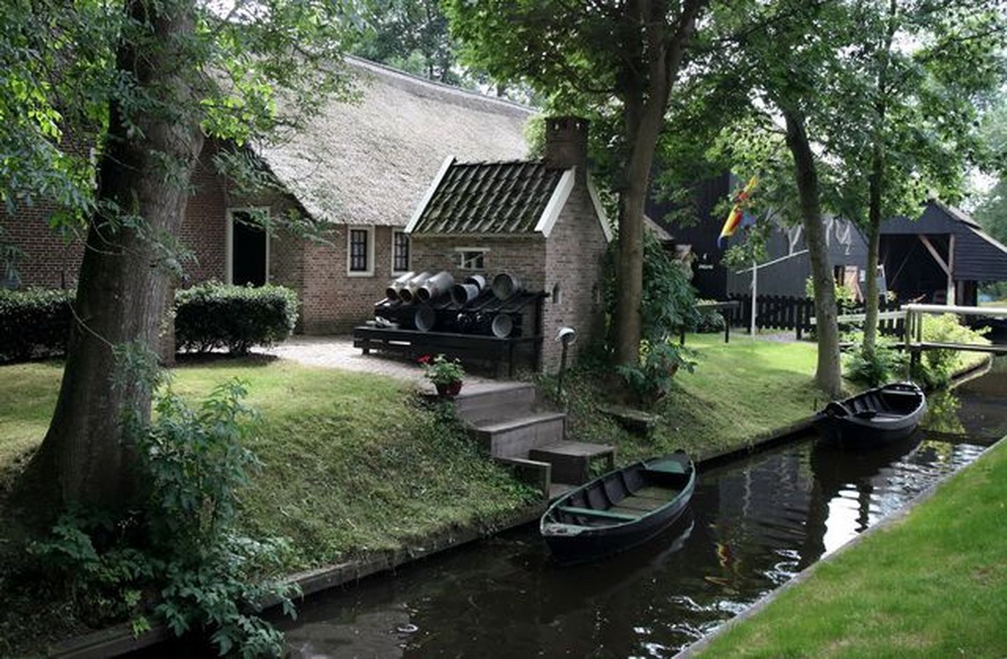 Vesitänavatega linnake Hollandis.