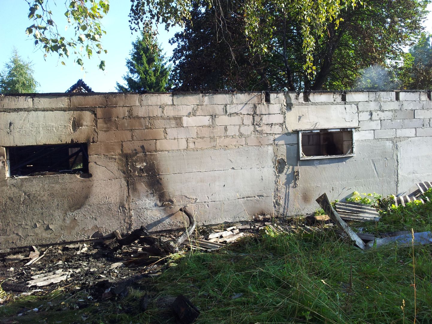 Ühele Metsaääre küla pererahvale avanes täna hommikul selline nukker pilt maha põlenud hoonest.