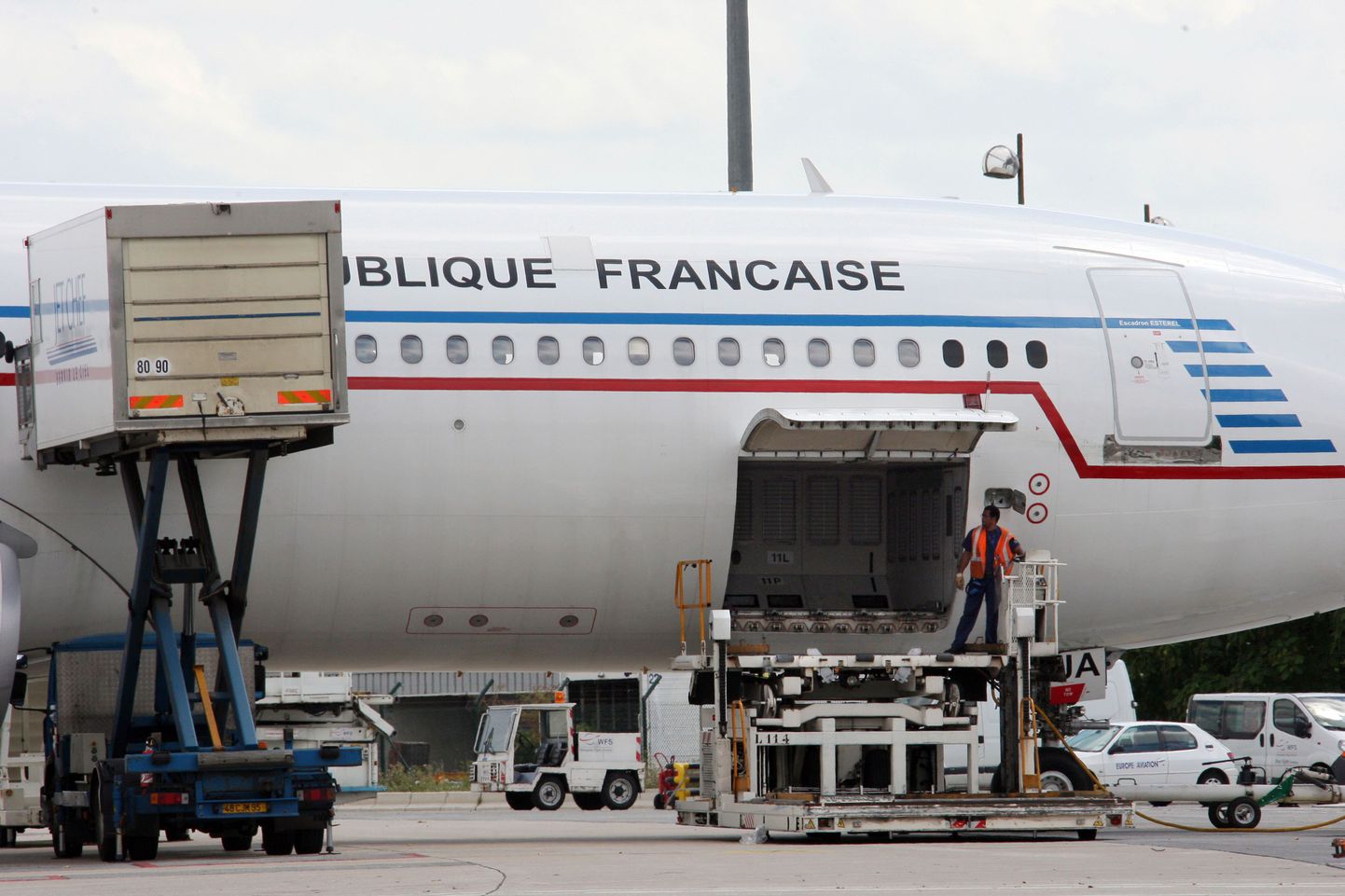 Ka Prantsusmaa saatis täna lennukid oma kodanikke ära tooma.