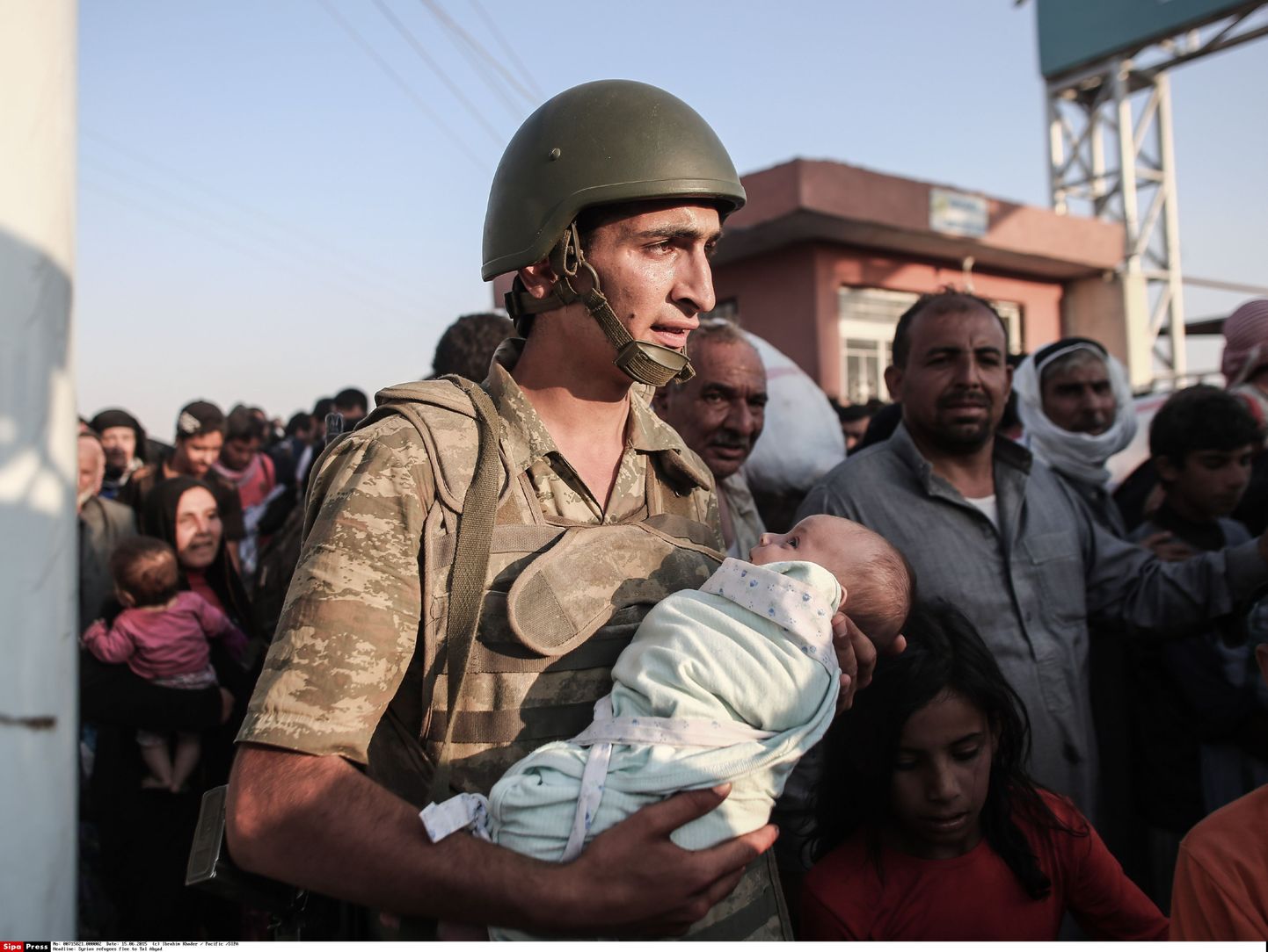 Türgi sõdur hoiab süles Süüria pagulaste last.