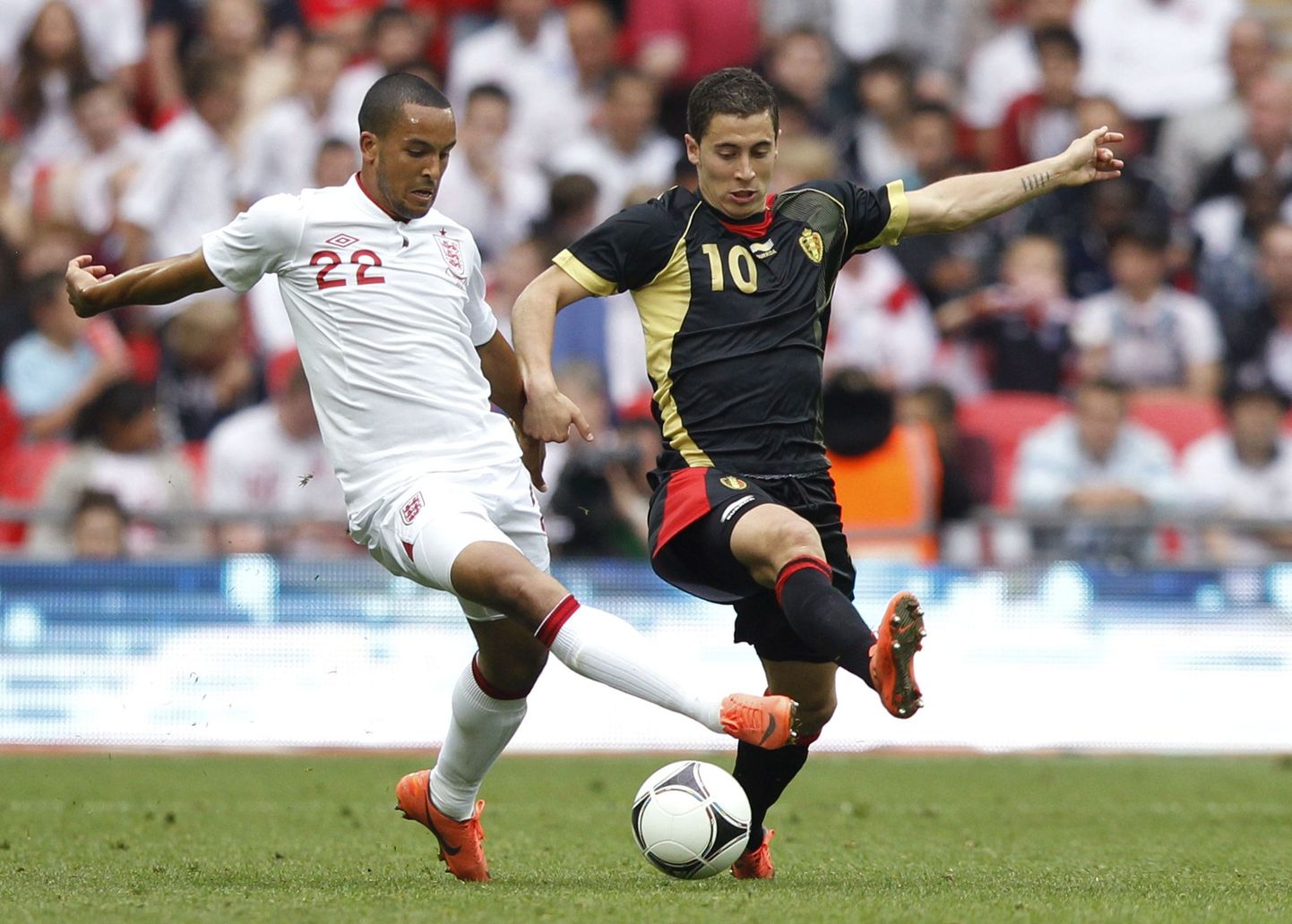 Eden Hazard (paremal) kohtumises Inglismaa vastu.