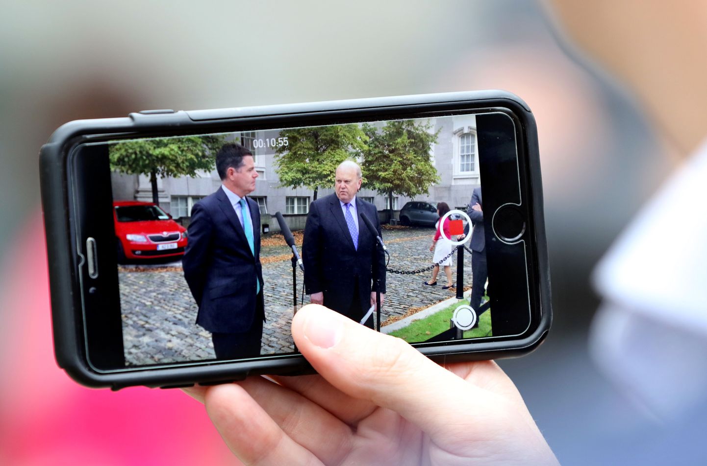 Ajakirjaniku nutitelefoni objektiivis Iiri ministrite Michael Noonani (paremal) ja Paschal Donohoe pressikonverents septembri alguses, mil Iirimaa valitsus teatas, et kaebab edasi Euroopa Komisjoni otsuse trahvida Apple’it.
