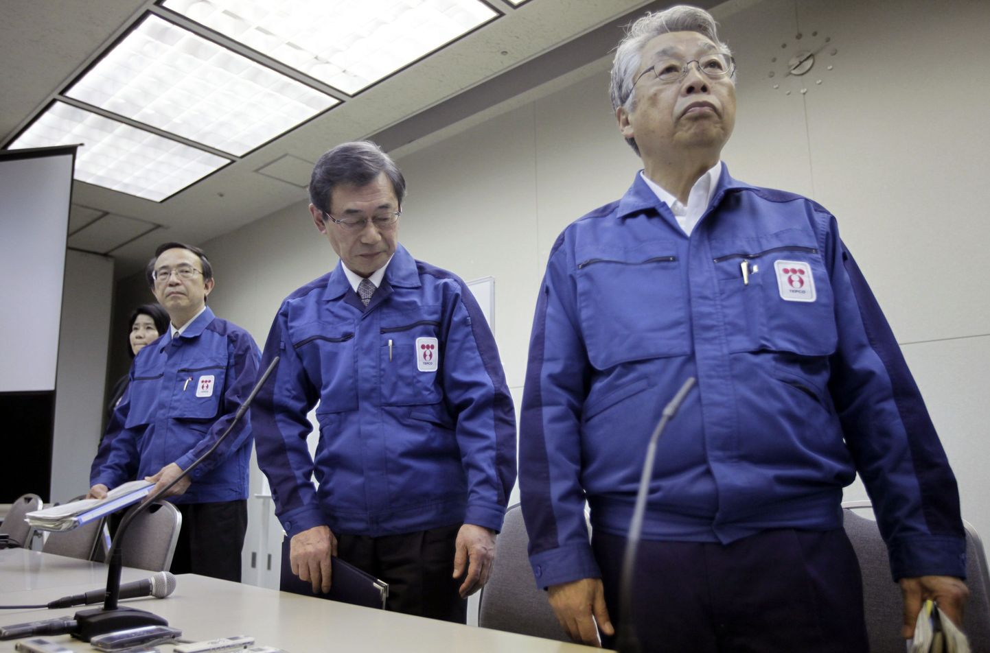Tokyo Electric Power Co. (TEPCO) tegevjuht Akio Komori (vasakul),president Masataka Shimizu (keskel) ja asepresident Takashi Fujimoto