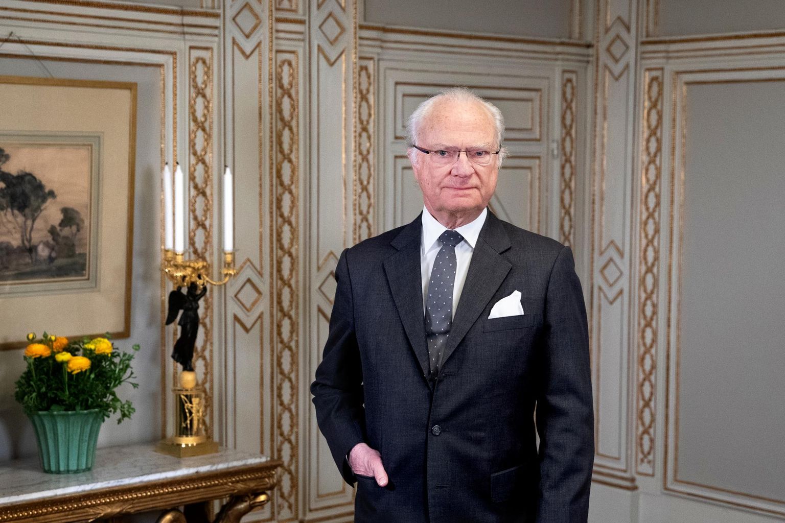 75. sünnipäeva puhul avaldas Rootsi kuningakoda kuningas Carl XVI Gustafist värske paraadfoto. Juubelit tähistatakse pandeemia tõttu tagasihoidlikult ning rahval muidu sünnipäevadel tavapärast võimalust kuningat tervitada sel aastal ei avane.