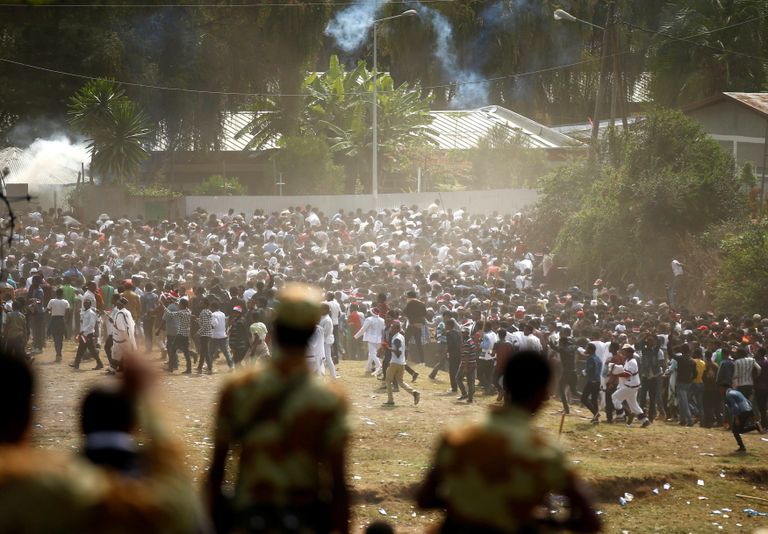 Etioopia. Meeleavaldajad Bishoftu linnas põgenevad pisargaasi eest.