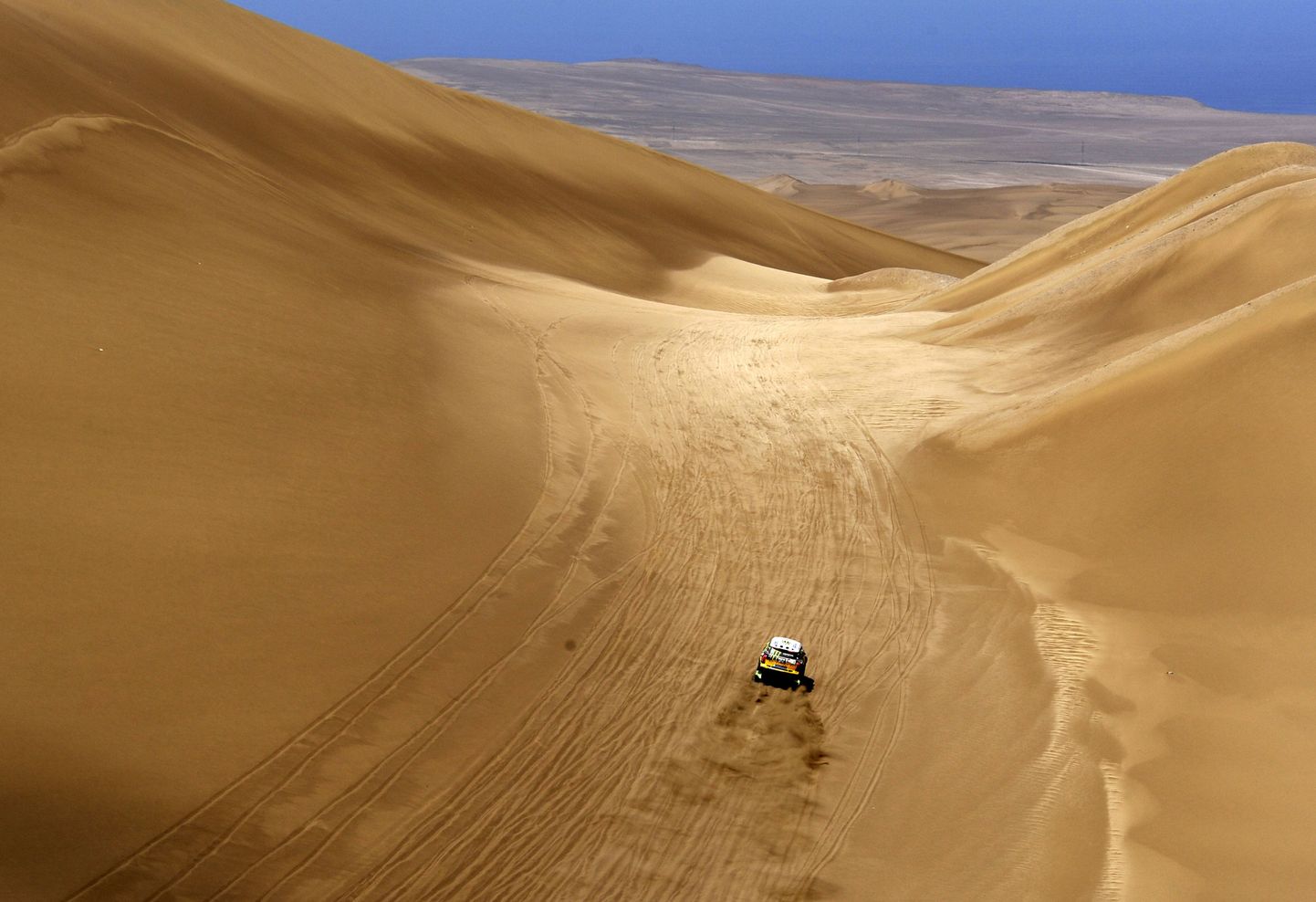 Autode arvestuses teist kohta hoidev Nani Roma kihutamas Dakari ralli 10. kiiruskatsel Iquique'st Aricasse.