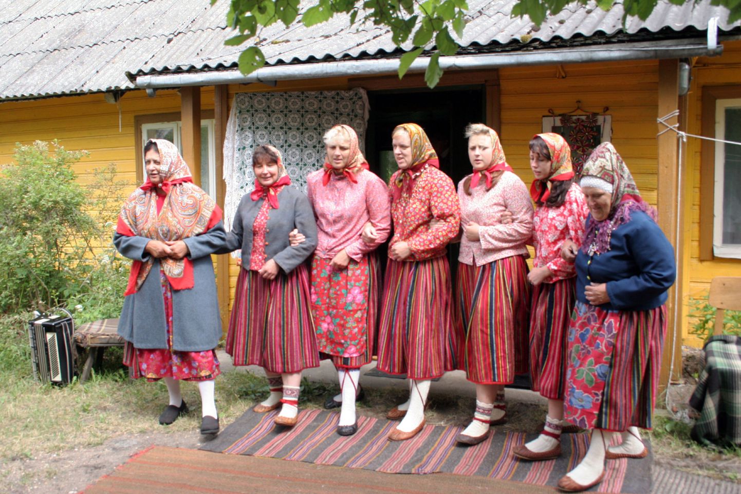 Venemaa ajakirjanikud saavad Pärnumaa pressireisil osa folklooriansambli Kihnumua esinemisest.