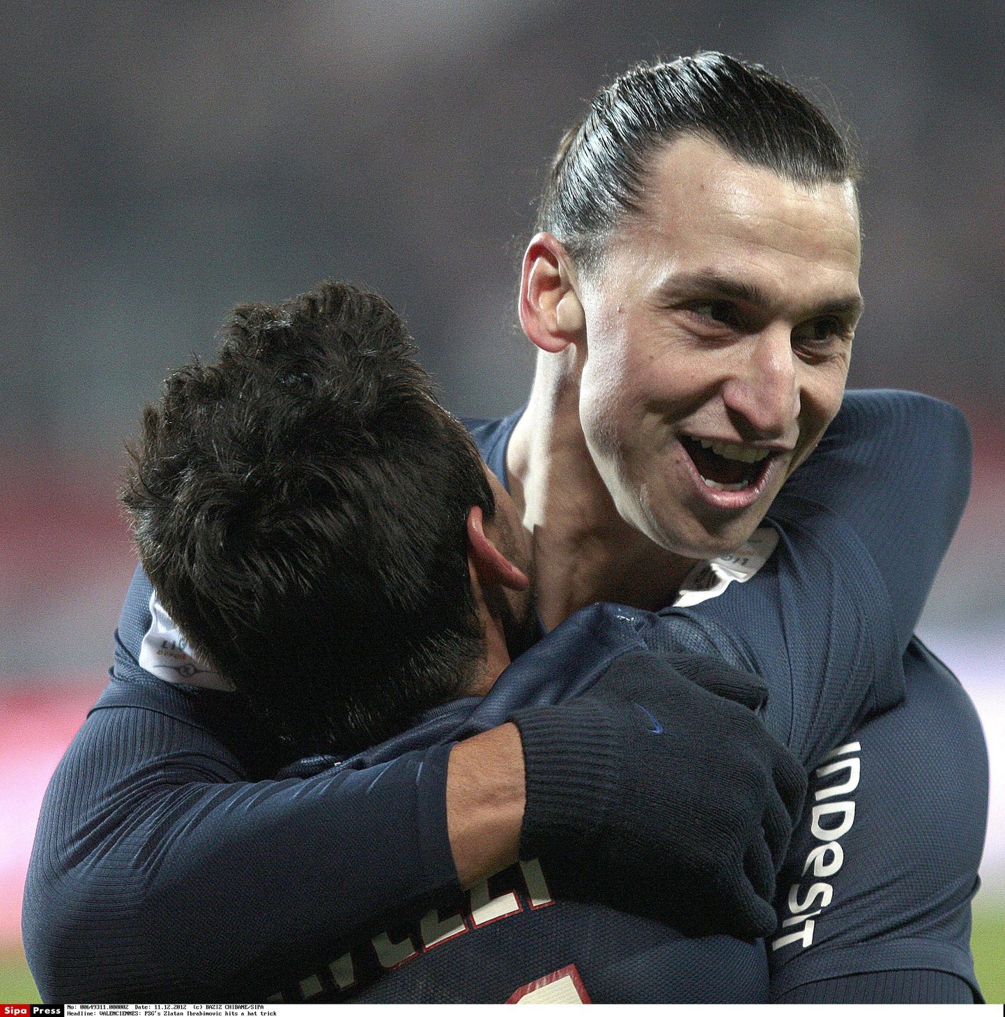 Zlatan Ibrahimovic (paremal) kallistamas Ezequiel Lavezzit.