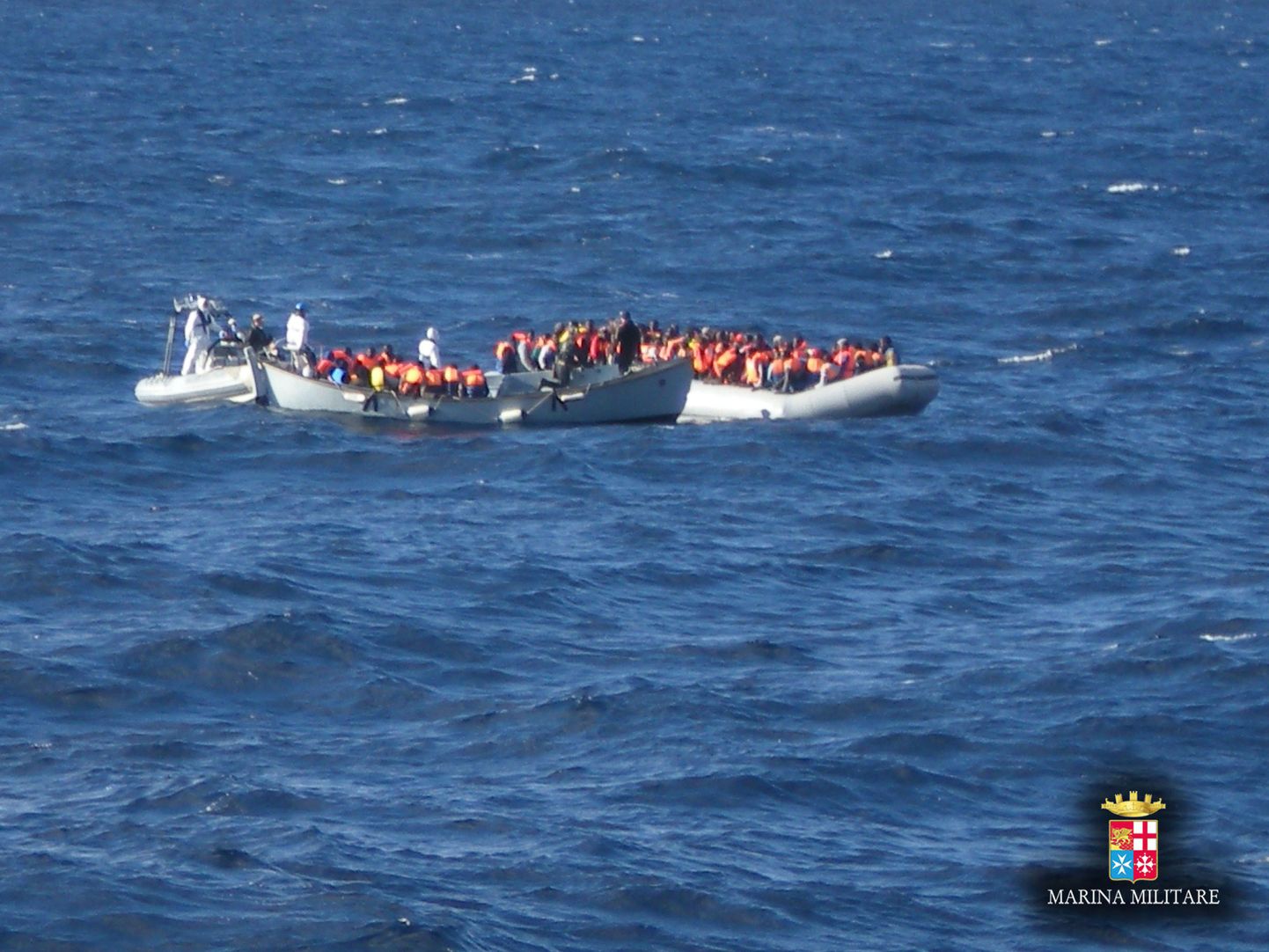 Itaalia mereväe tehtud foto 4. detsembril järjekordsest põgenikepaadist Sitsiilia lähistel.