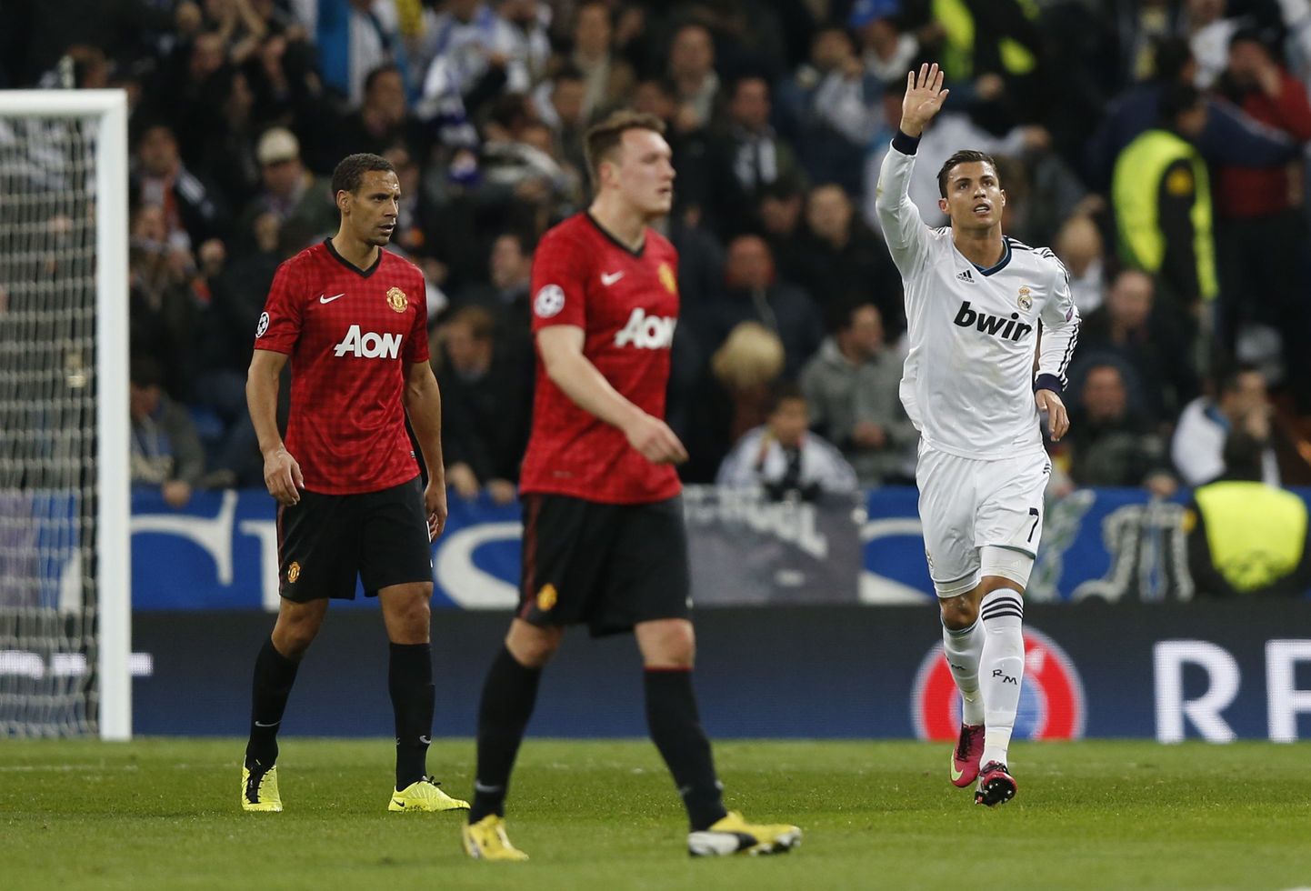2013. aastal võis Cristiano Ronaldo Madridi Reali särgis Manchester Unitedi alistamise üle rõõmu tunda. Taustal on Rio Ferdinand.