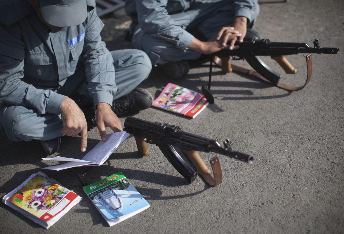 Afganistani politseinikud õpivad kasutama Kalašnikovi automaati.