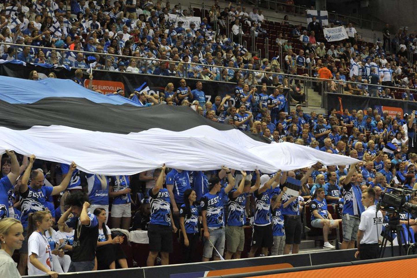 Poolas peetaval Euroopa võrkpallimeistrivõistluste finaalturniirile on kogunenud üle poolteise tuhande Eesti võrkpallifänni, kes Eesti koondisele häälekalt ja tormiliselt kaasa elavad.