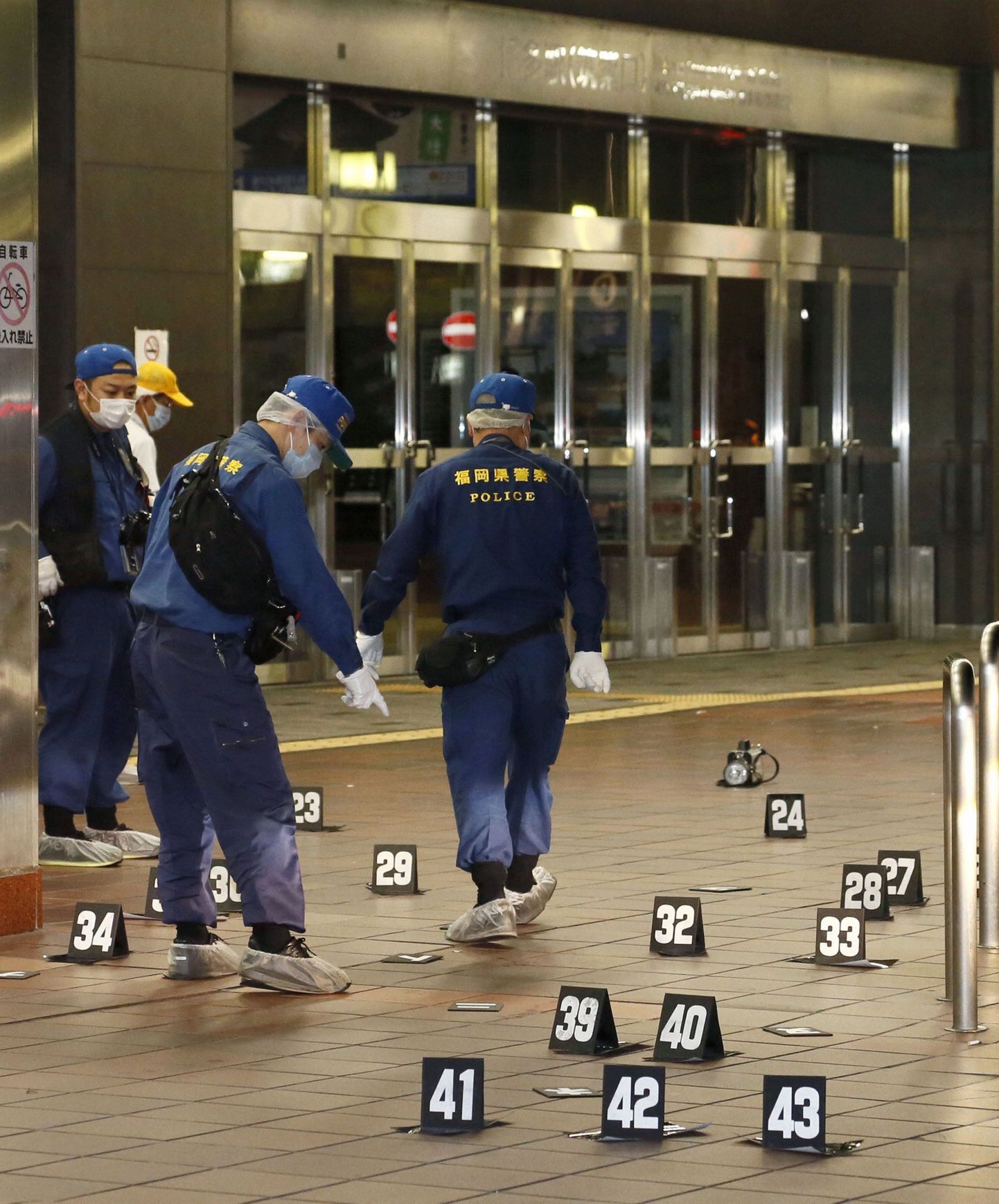 Jaapani politseinikud Hakata raudteejaamas, kus noaga relvastatud mees haavast kuut inimest.