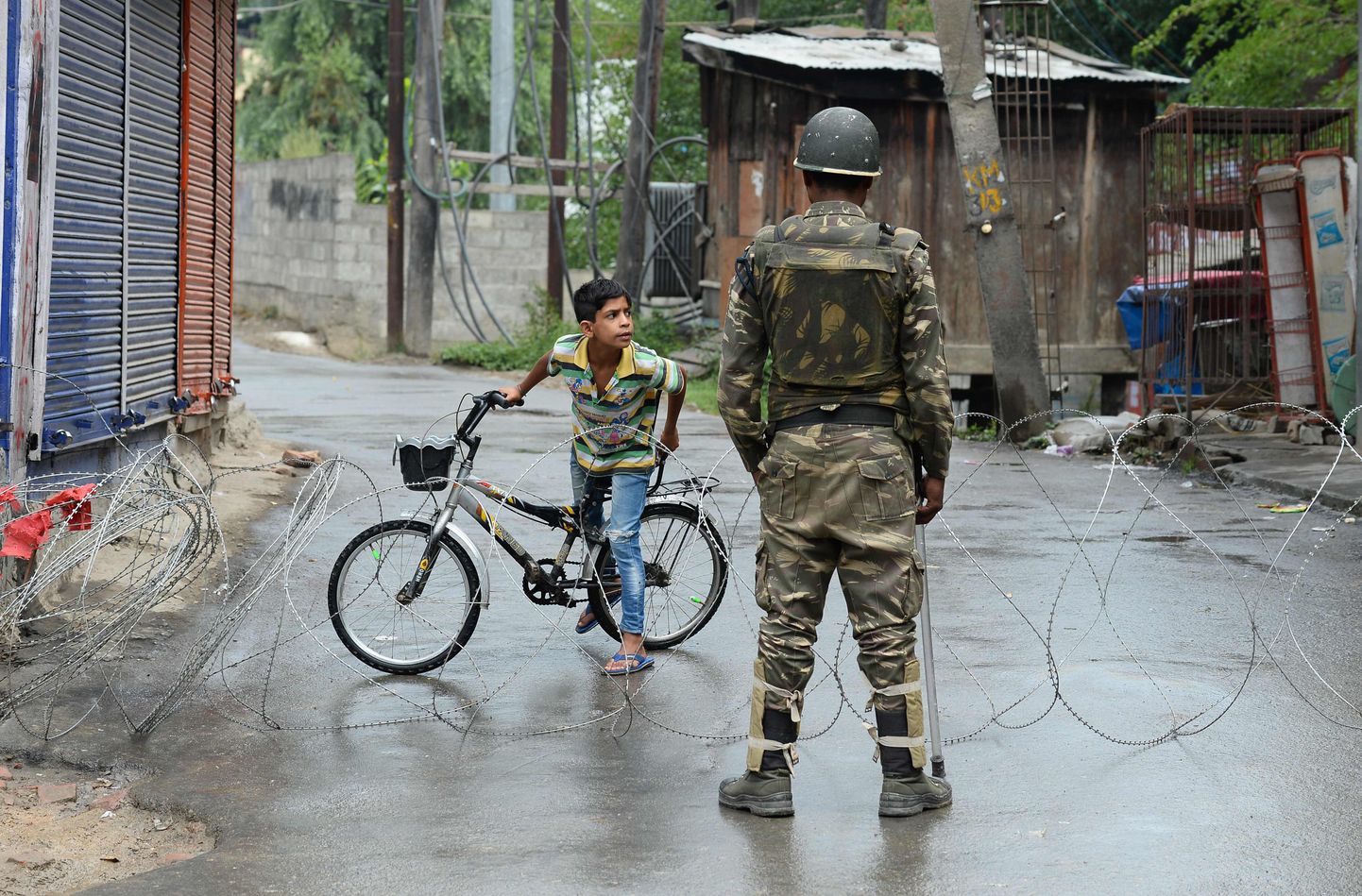 India sõjaväelane valvamas Pakistani ja India vahelises Kashmiris traataia juures.