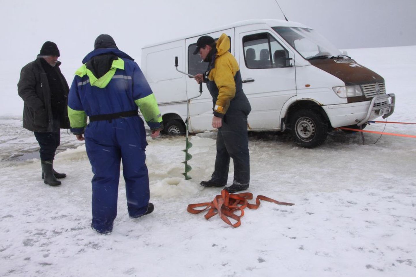 Pärnu lahel vajus läbi jää Viljandimaa kalameeste Mercedese kaubik. Kaubikus olnud viis meest pääsesid sõidukist välja ja asusid masinat päästma.