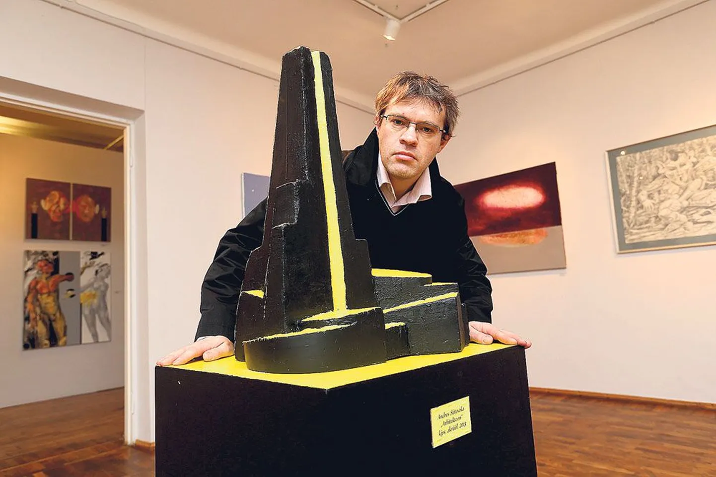 Kunstnik Andres Sütevaka (42) on oma «Arhitektooni» juures Tartu kunstimajas näitusel, mis on avatud veel 12. jaanuarini.