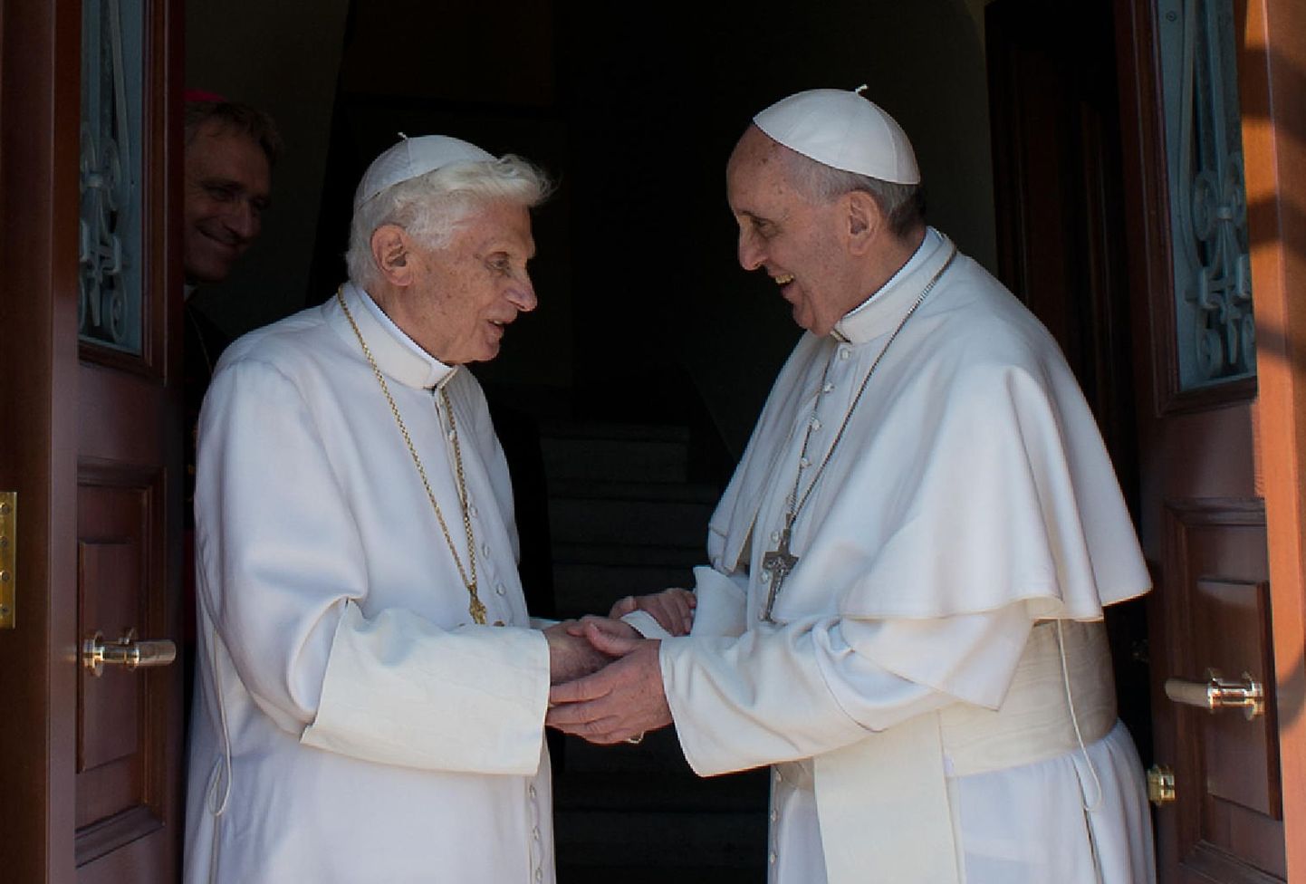 Emeriitpaavst Benedictus (vasakul) ja uus paavst Franciscus