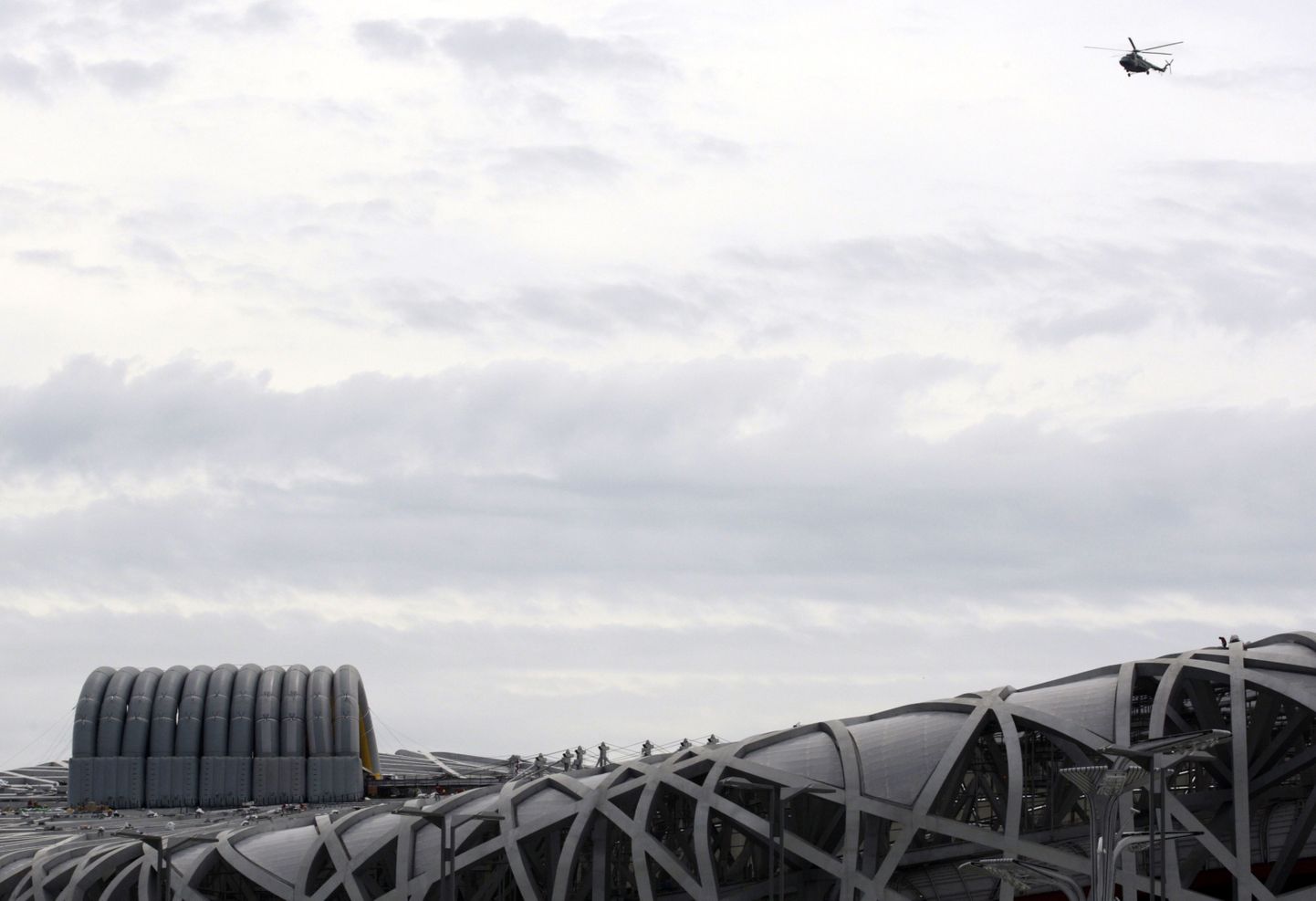 Taevas Pekingi olümpiastaadiumi kohal paistab sudune