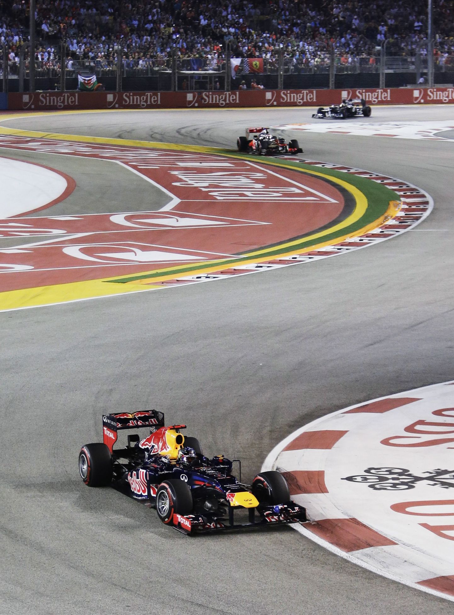 Õhtupimeduses peetud Singapuri vormel-1 etapi võitis valitsev maailmameister Sebastian Vettel (Red Bull). Kuni 23. ringini kihutas liidrikohal McLareni piloot Lewis Hamilton, kes aga siis sõidu pooleli pidi jätma.