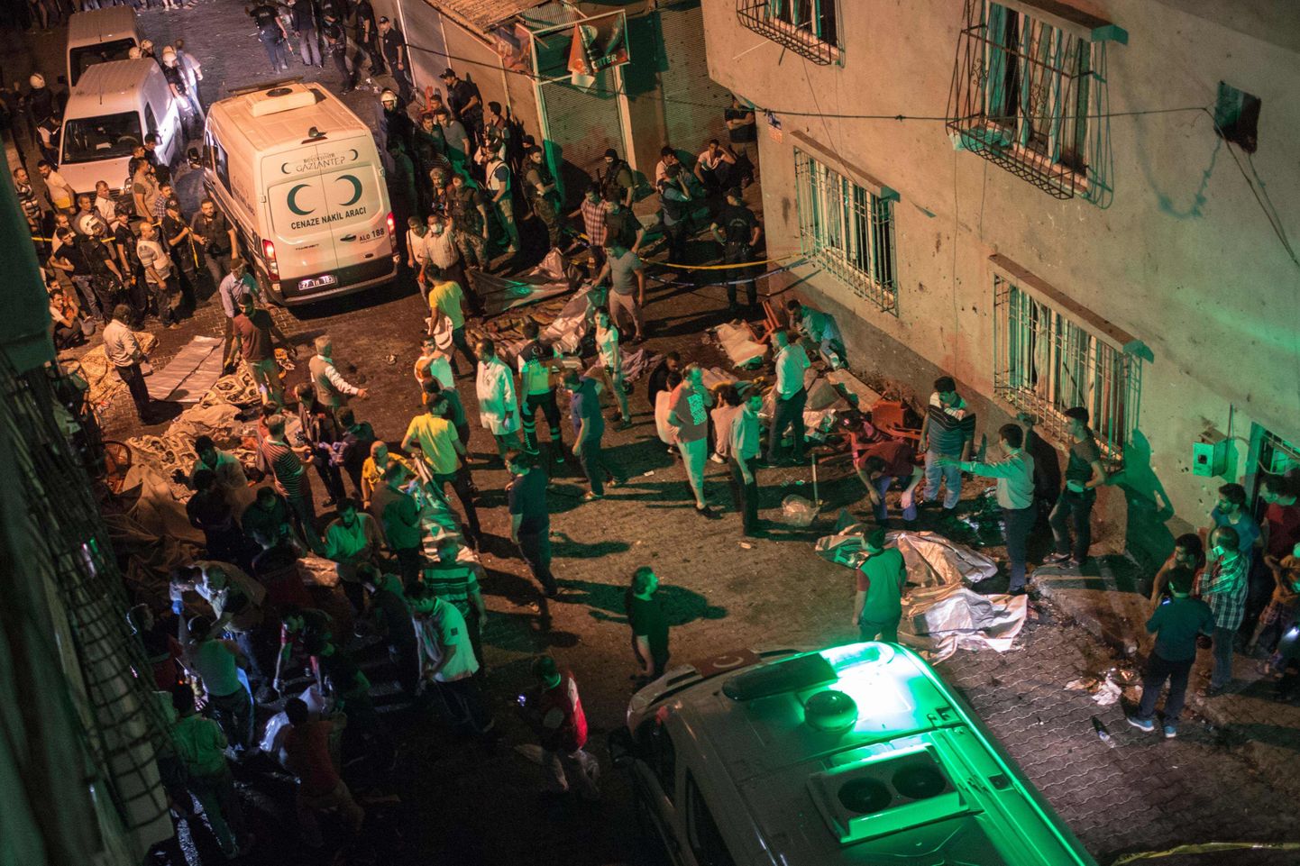 Kiirabiautod saabumas Gaziantepis 22 inimelu nõudnud plahvatuse järel sündmuskohale.