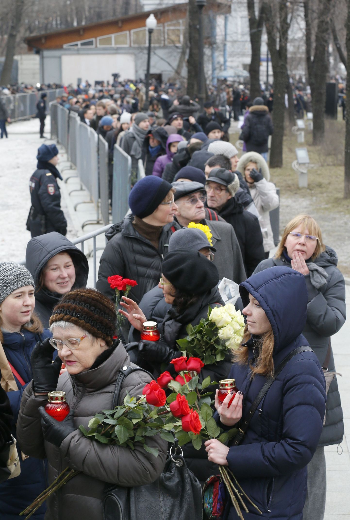 Inimesed ootavad järjekorras, et pääseda sisse Sahharovi ühiskondlikku keskusesse, kus toimub Boriss Nemtsovi ärasaatmine.