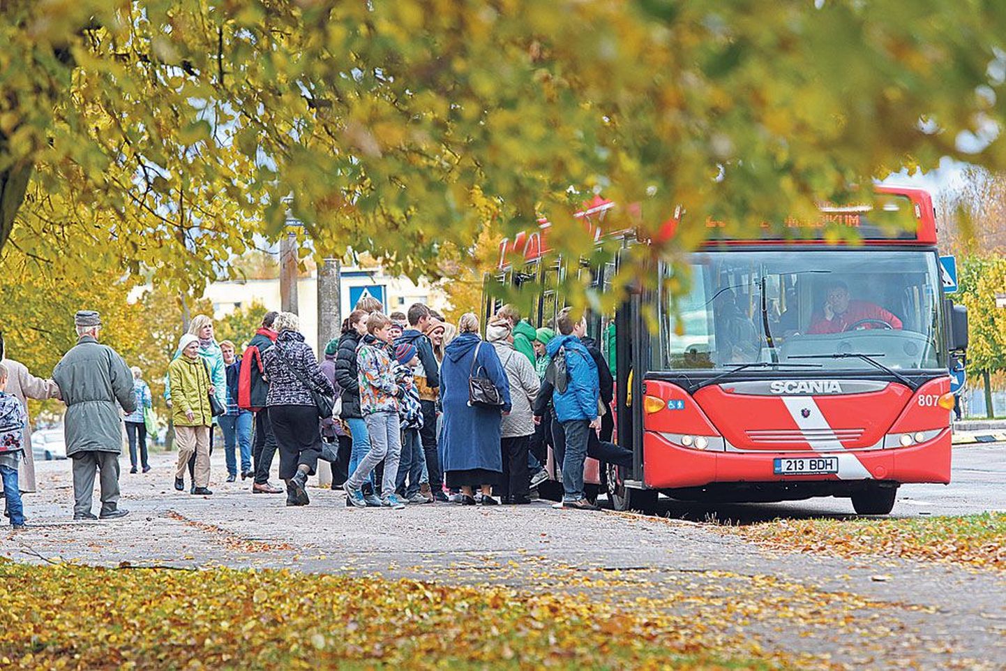 Eile lõuna paiku möödus Annelinna gümnaasiumi peatuses Kaunase puiesteel bussi sisenemine ja väljumine õnneks rahulikult. Bussijuhid on kogenud aga ka hoopis ärevamaid hetki.