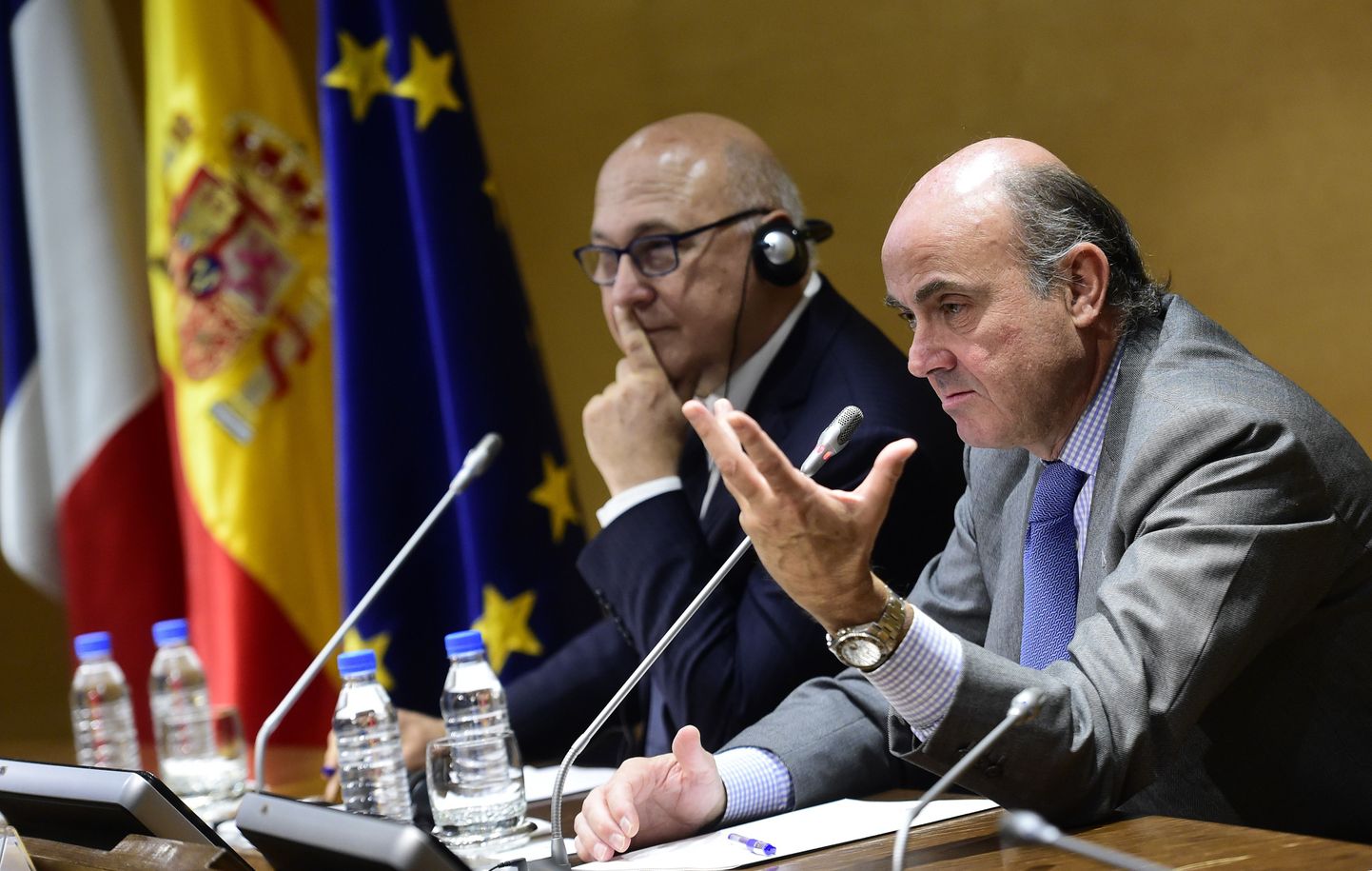 Hispaania majandusminister Luis de Guindos (esiplaanil) on üks põhikandidaate eurogrupi juhi kohale. Taamal Prantsuse rahandusminister Michel Sapin.