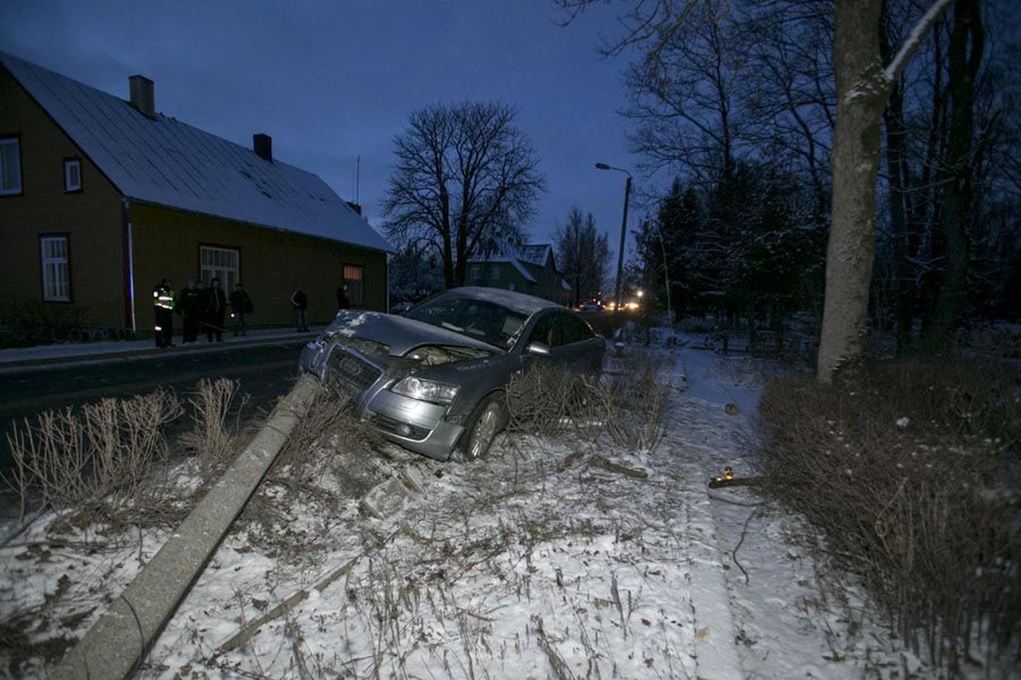 Audi A6 sõitis vastu laternaposti ning jäi peatuma kalmistut ja tänavat lahutavas hekis.