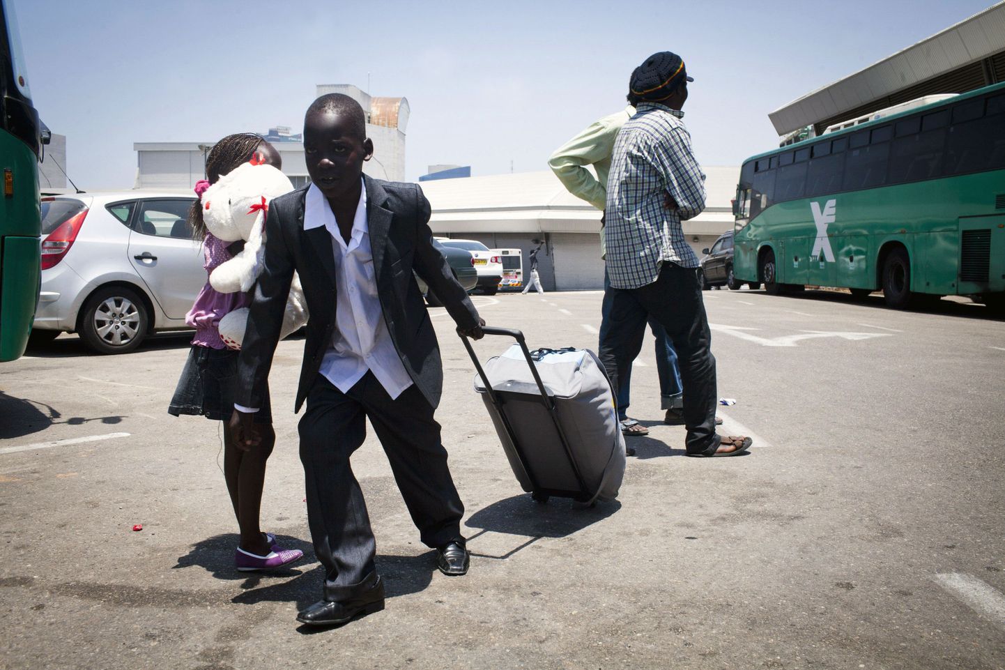 Lõuna-Sudaani põgenikud eile bussi astumas, mis viis nad Gurioni rahvusvahelisse lennujaama Tel Avivi lähedal.