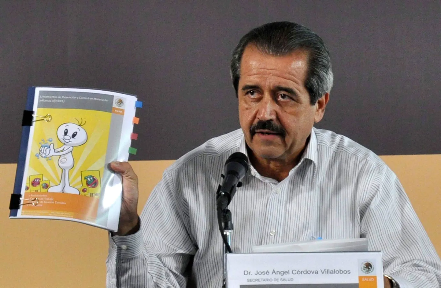 Mehhiko tervishoiuminister Jose Angel Cordova eile Mexico Citys pressikonverentsi andmas.