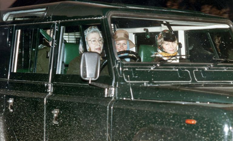1993.gads. Karaliene Elizabete II pa koplietošanas ceļiem Sandringhemā brauc, nelietojot sava Land Rover drošības jostas 